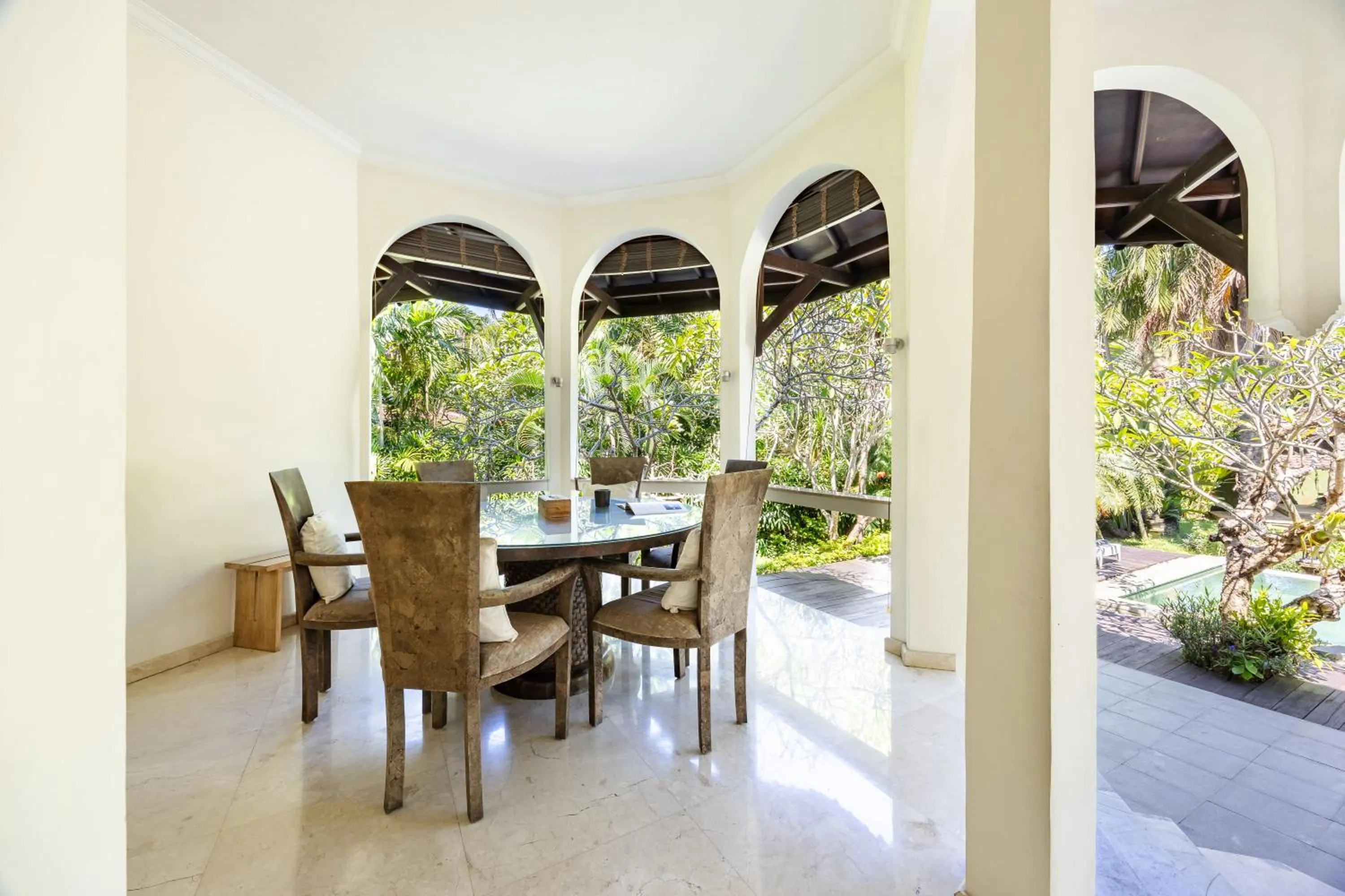 Seating area in Cove Urbanest Inn