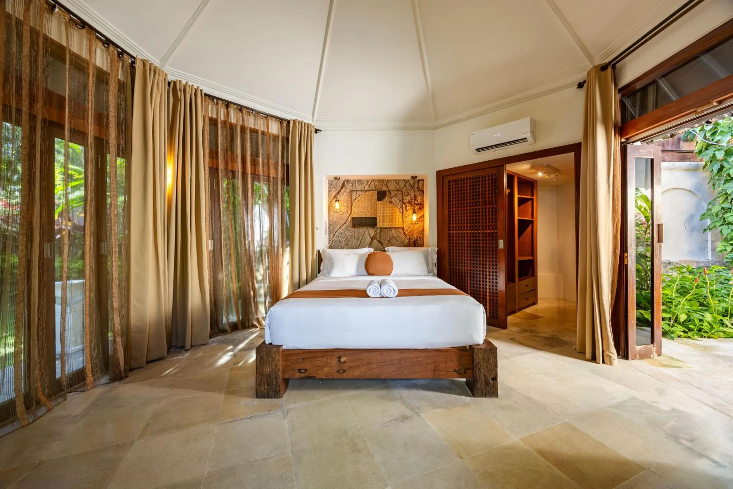 Bedroom, Bed in Cove Urbanest Inn