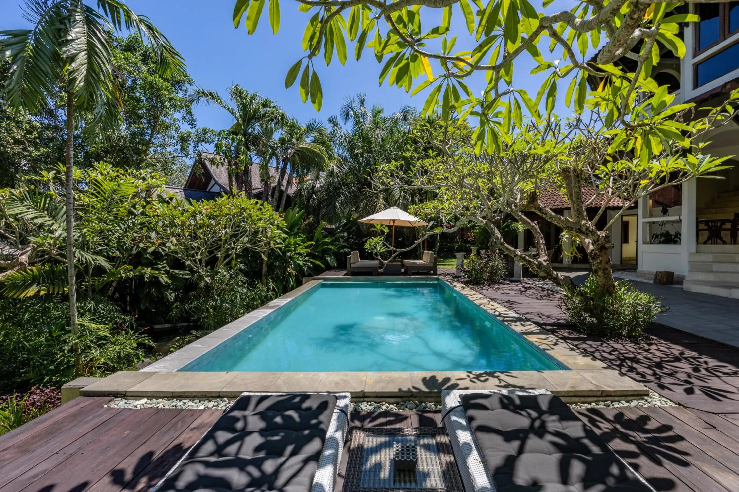 Swimming pool in Cove Urbanest Inn