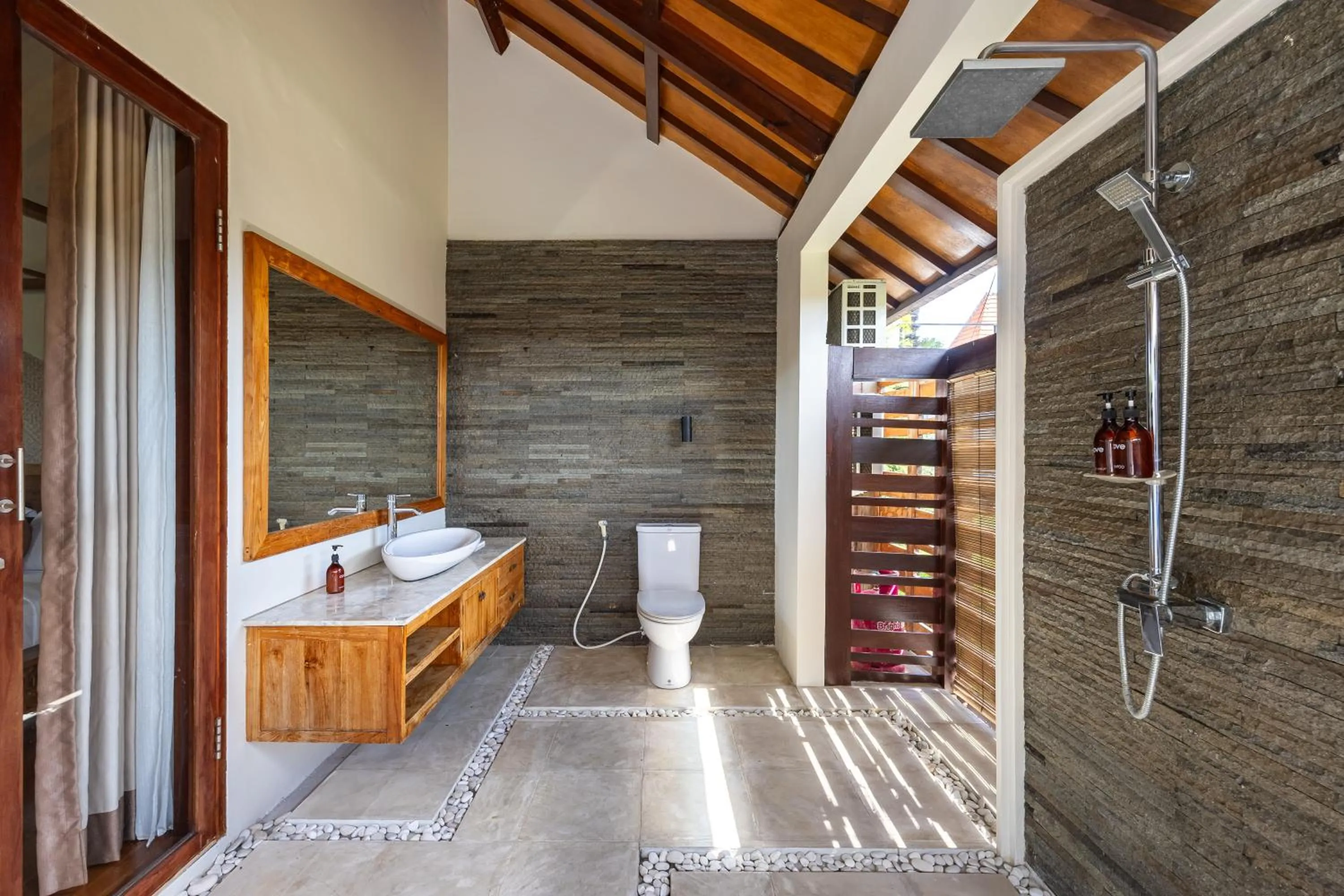 Bathroom in Cove Urbanest Inn