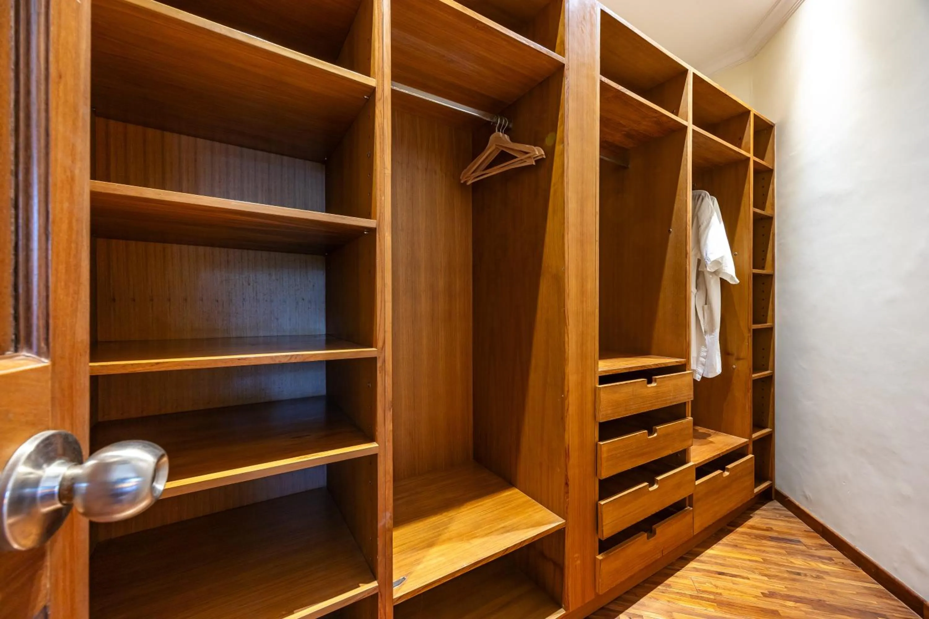 wardrobe in Cove Urbanest Inn