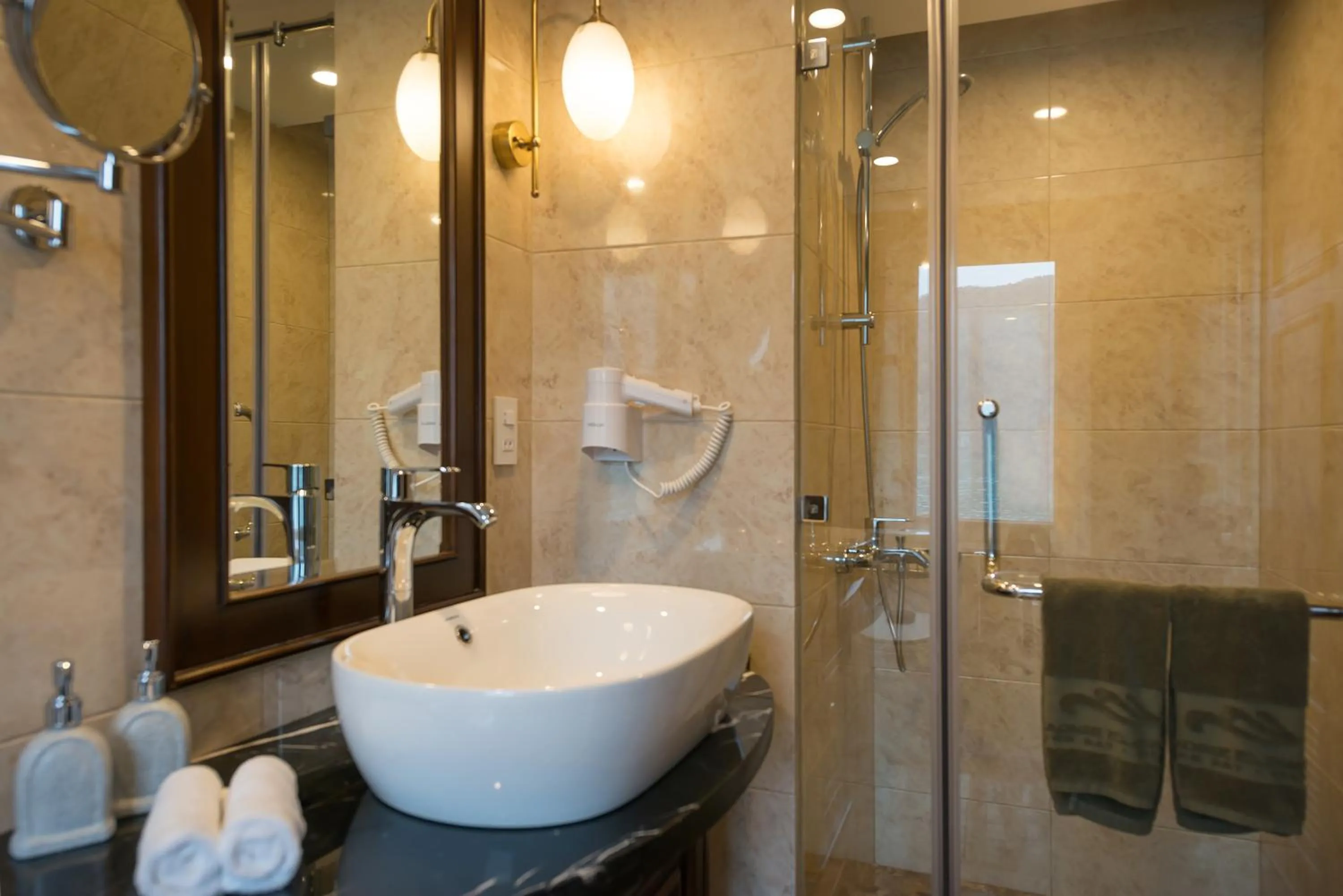 Toilet in Paradise Elegance Cruise Halong