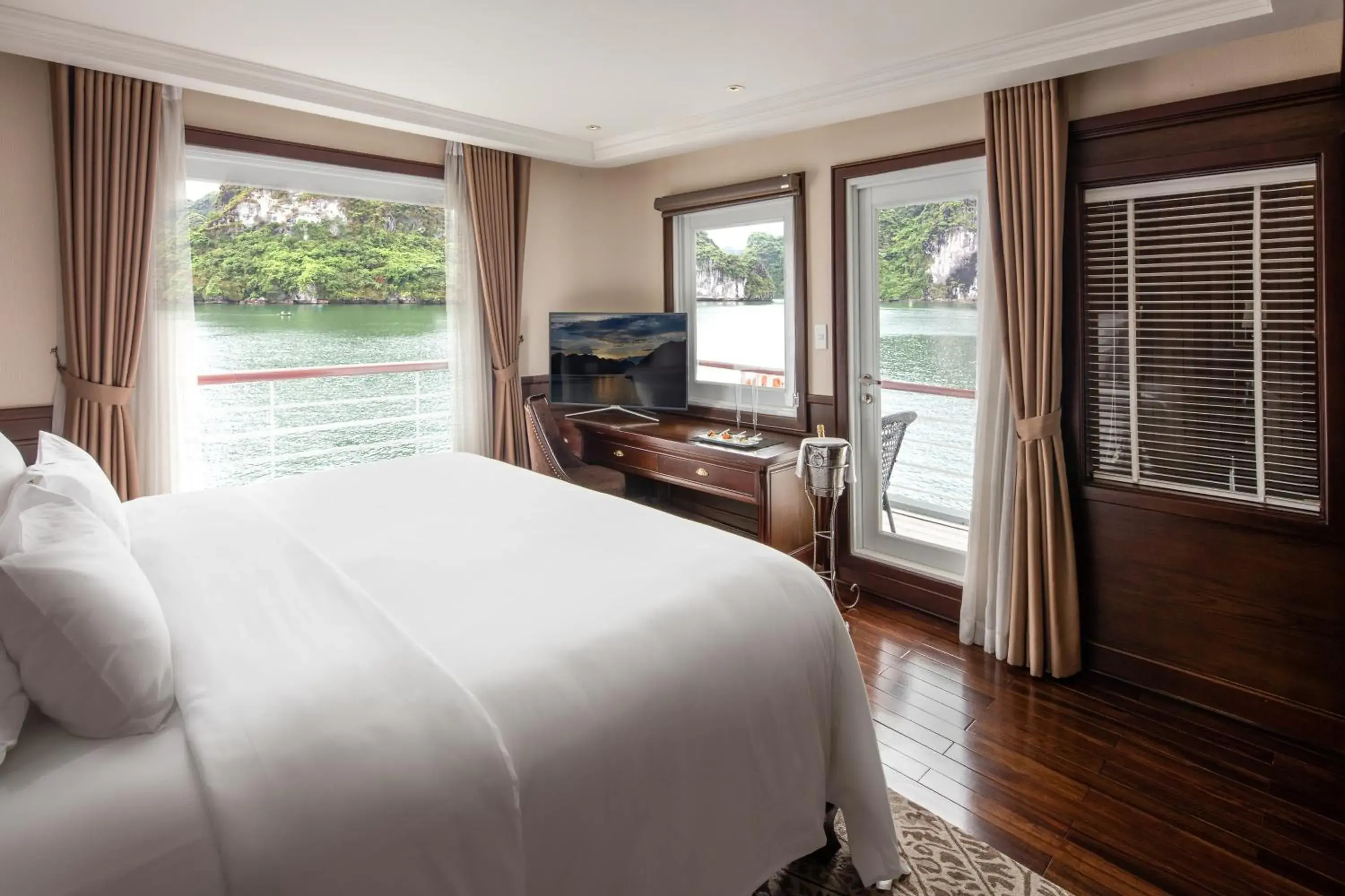 Elegance Suite with Balcony 2 Day 1 Night Package in Paradise Elegance Cruise Halong Elegance Suite with Balcony 2 Day 1 Night Package in Paradise Elegance Cruise Halong