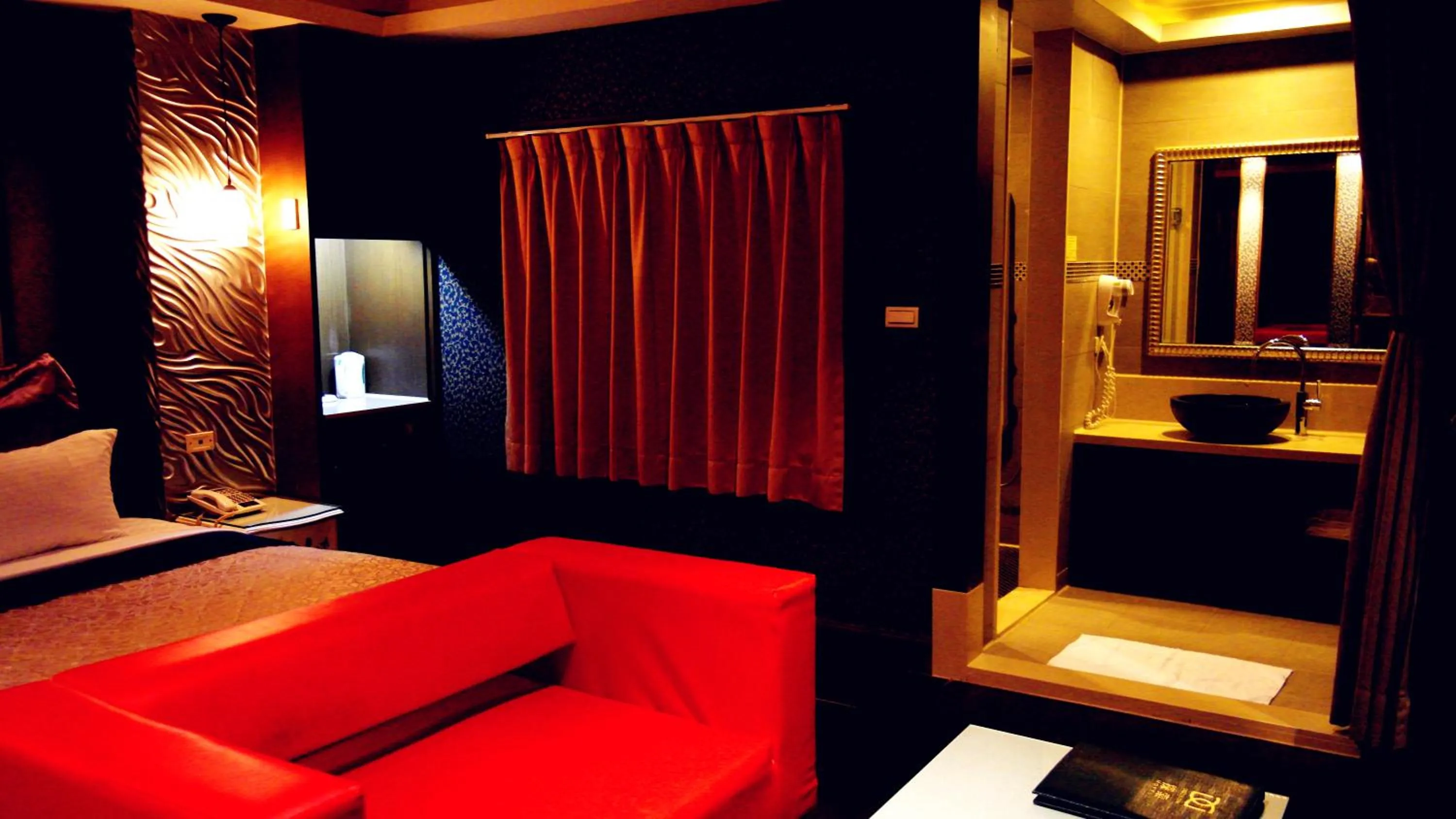 Decorative detail, Bed in Discovery Motel - Tucheng