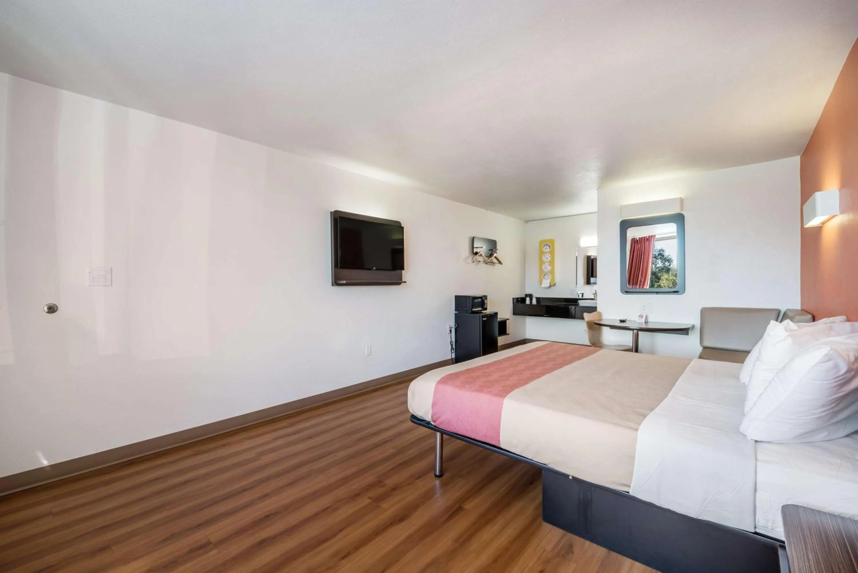 TV and multimedia, Bed in Motel 6-Connellys Springs, NC