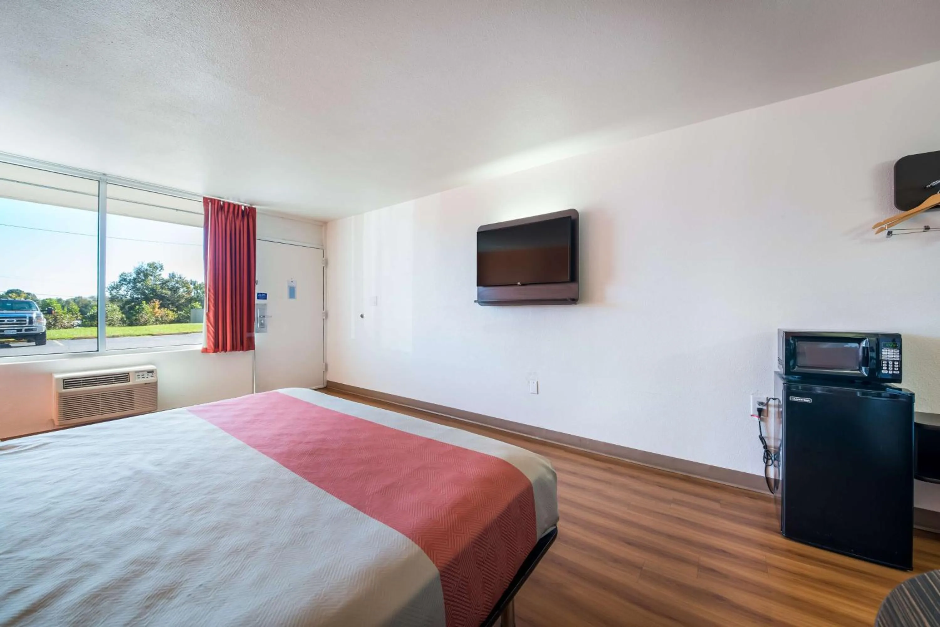 TV and multimedia, Bed in Motel 6-Connellys Springs, NC