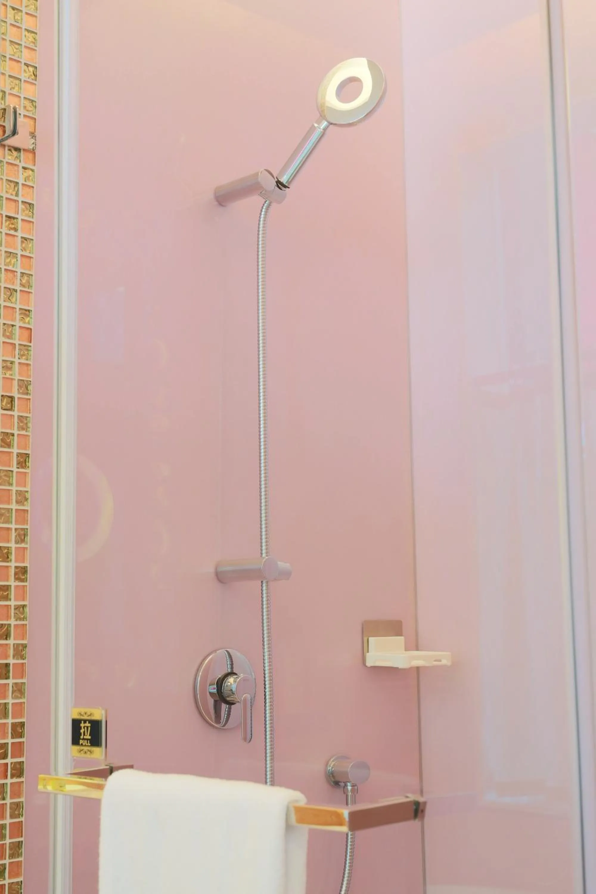 Shower in Happiness Inn Hotel