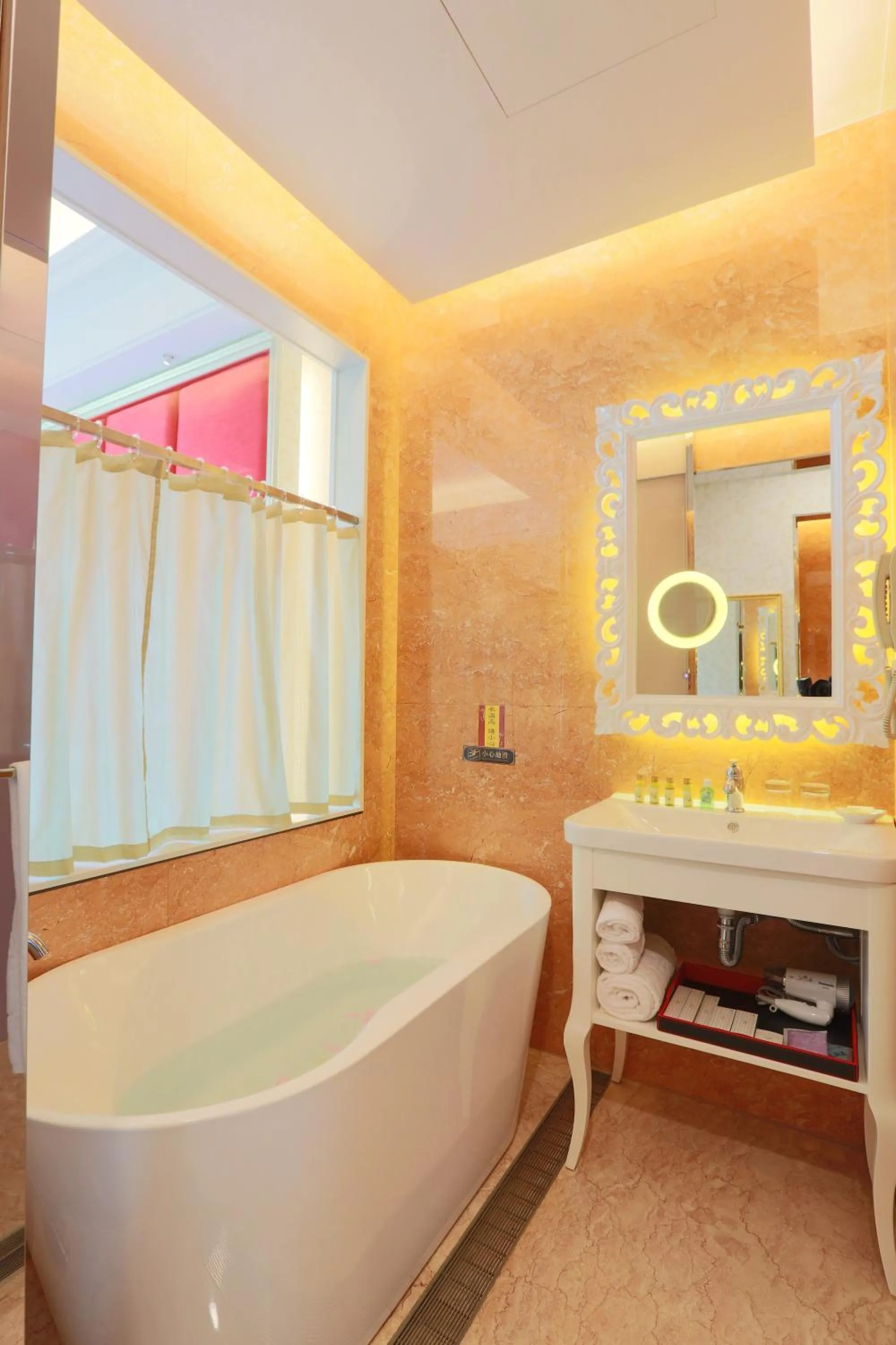 Bathroom in Happiness Inn Hotel