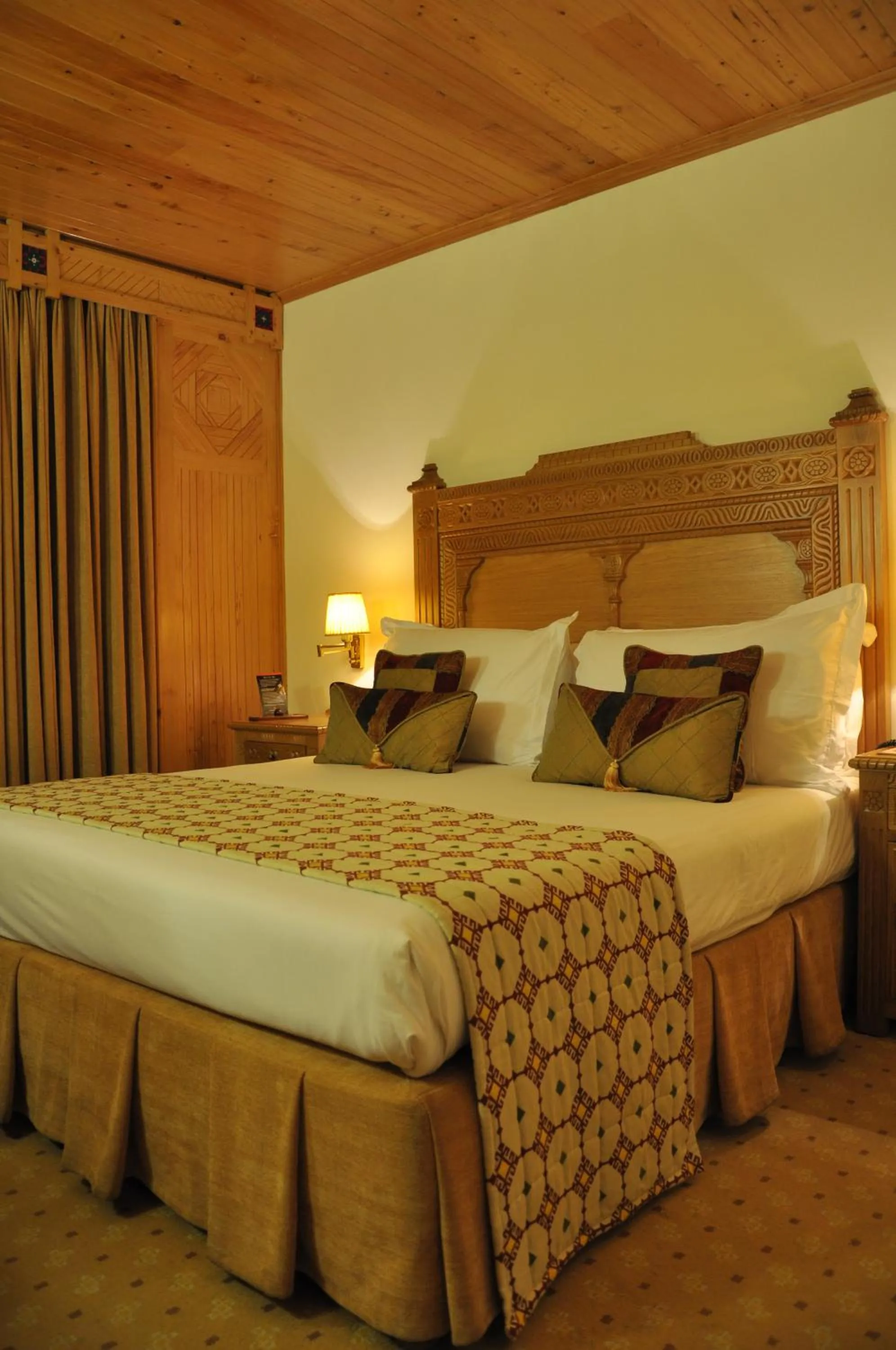 Bedroom, Bed in Gilgit Serena Hotel