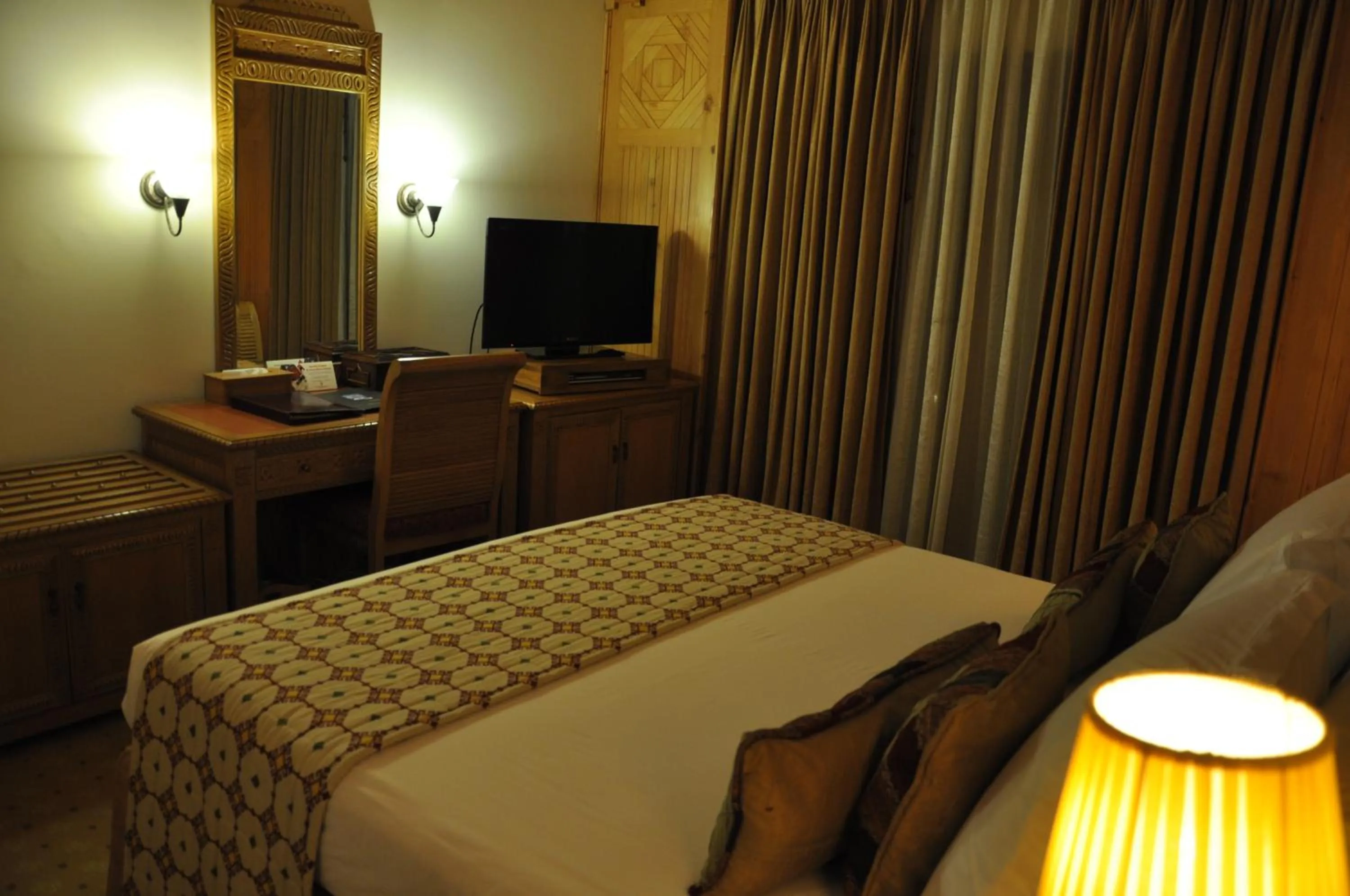 TV and multimedia, Bed in Gilgit Serena Hotel