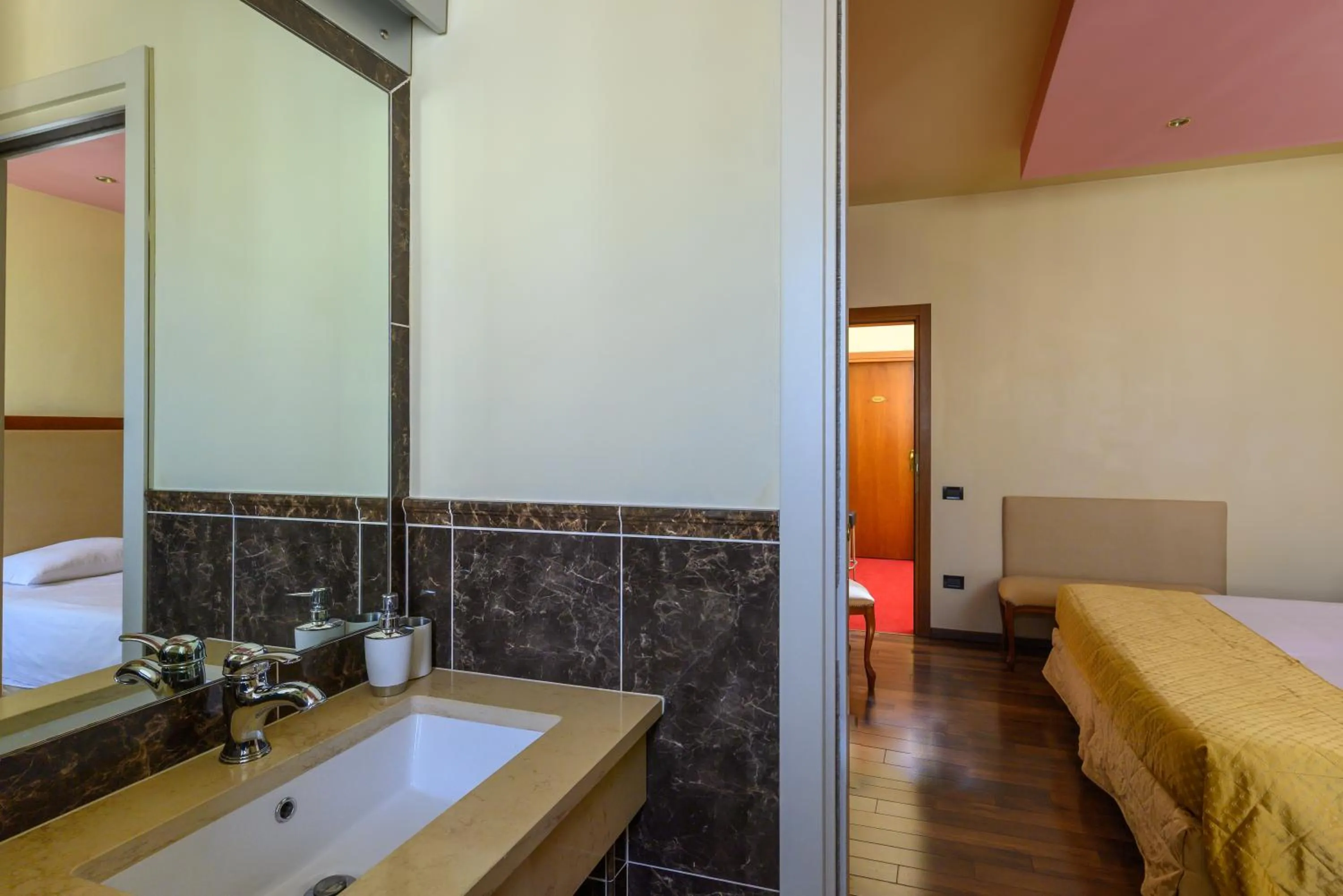 Bathroom, Bed in Diamantino Town House