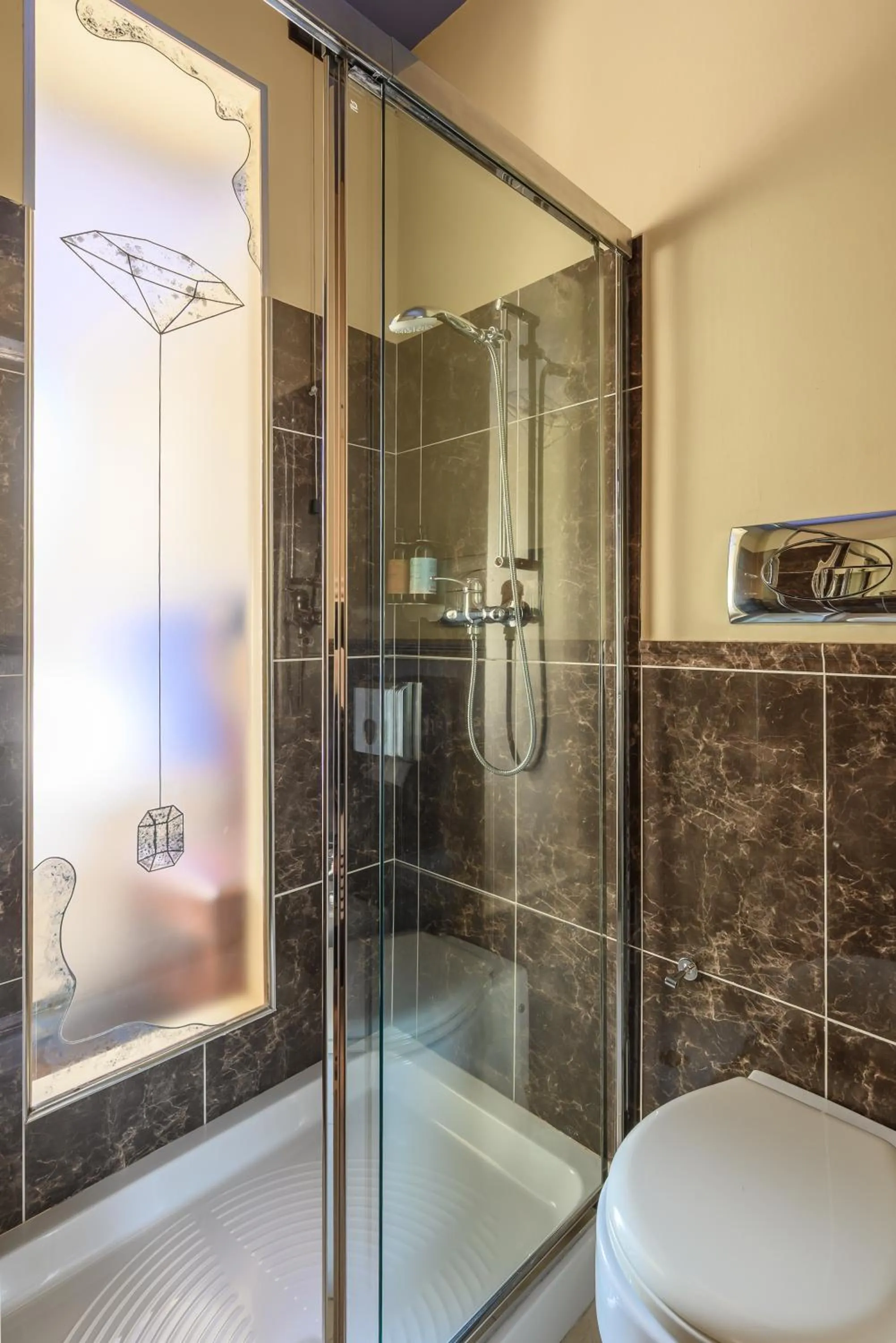 Shower in Diamantino Town House