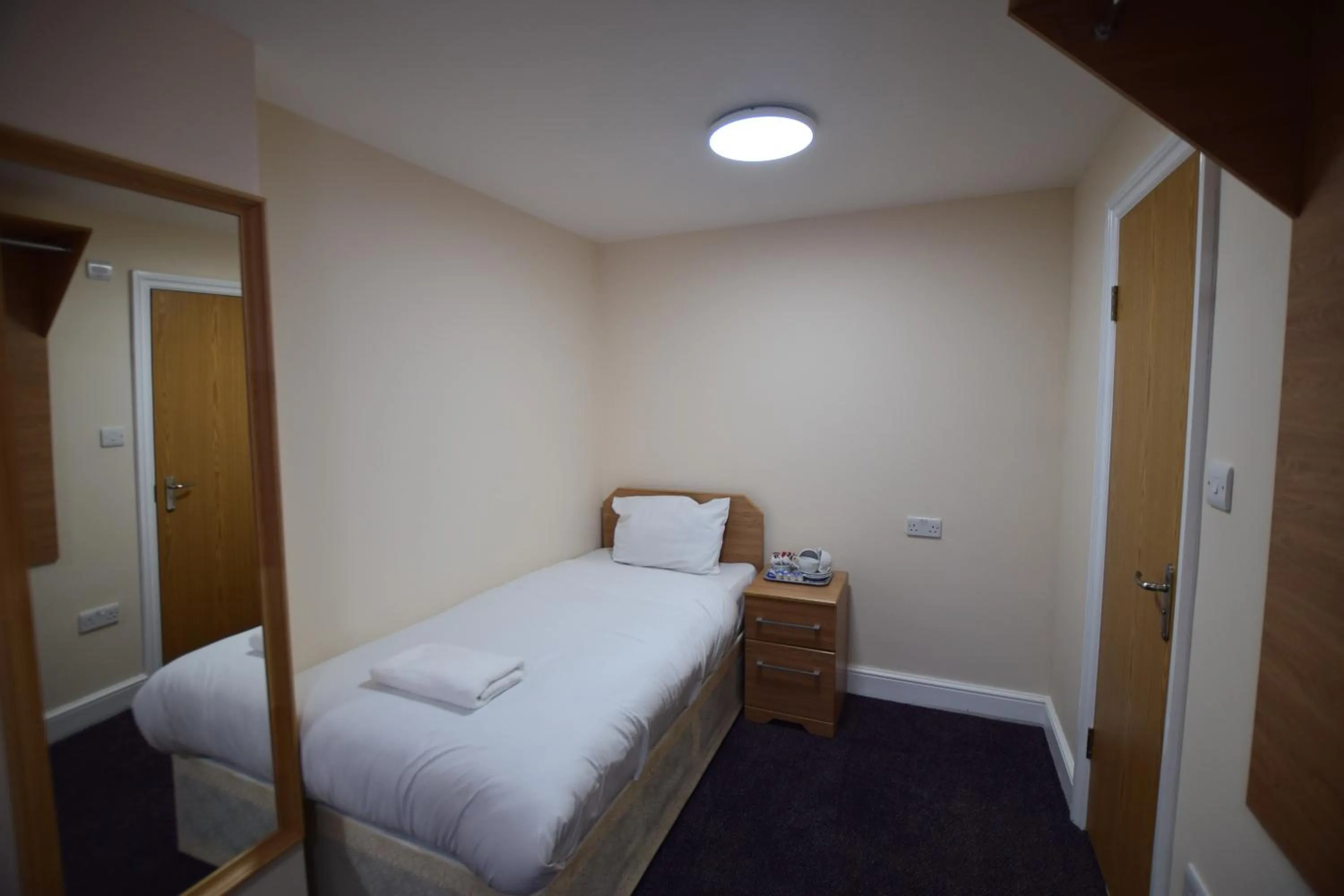 Bedroom, Bed in Woodlands Lodge Ilford