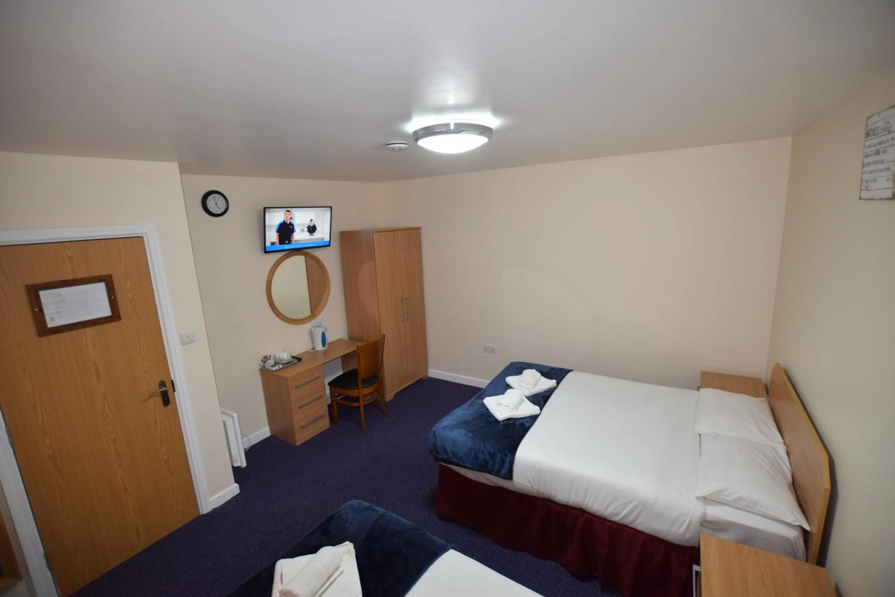 Bedroom, Bed in Woodlands Lodge Ilford