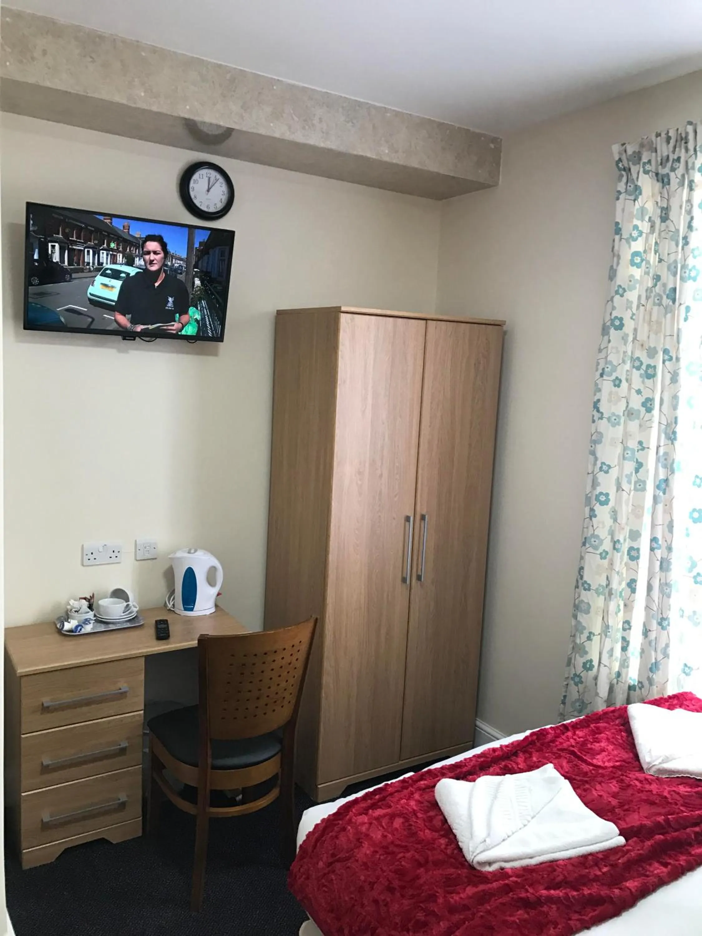 Bedroom, Bed in Woodlands Lodge Ilford