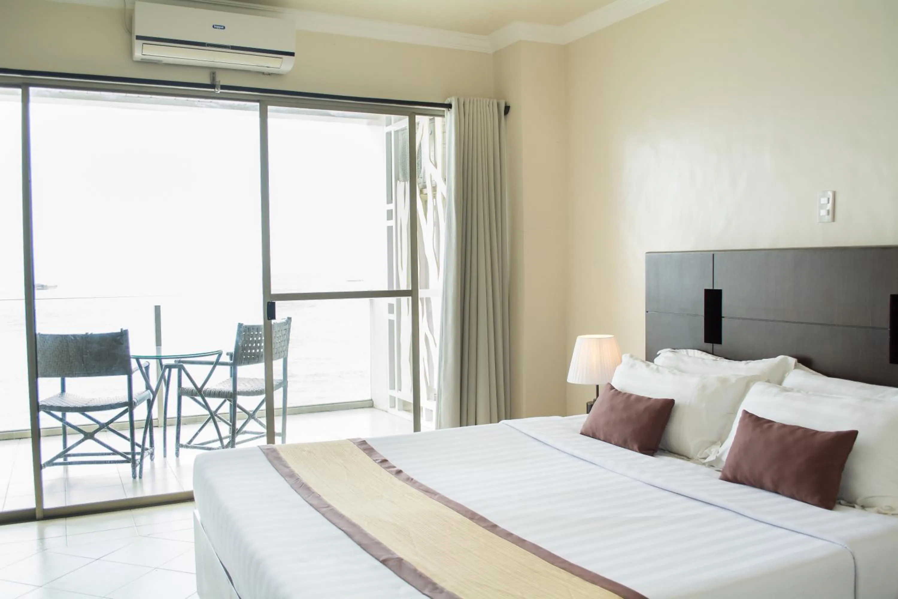 Balcony/Terrace, Bed in Hotel Tavern Surigao