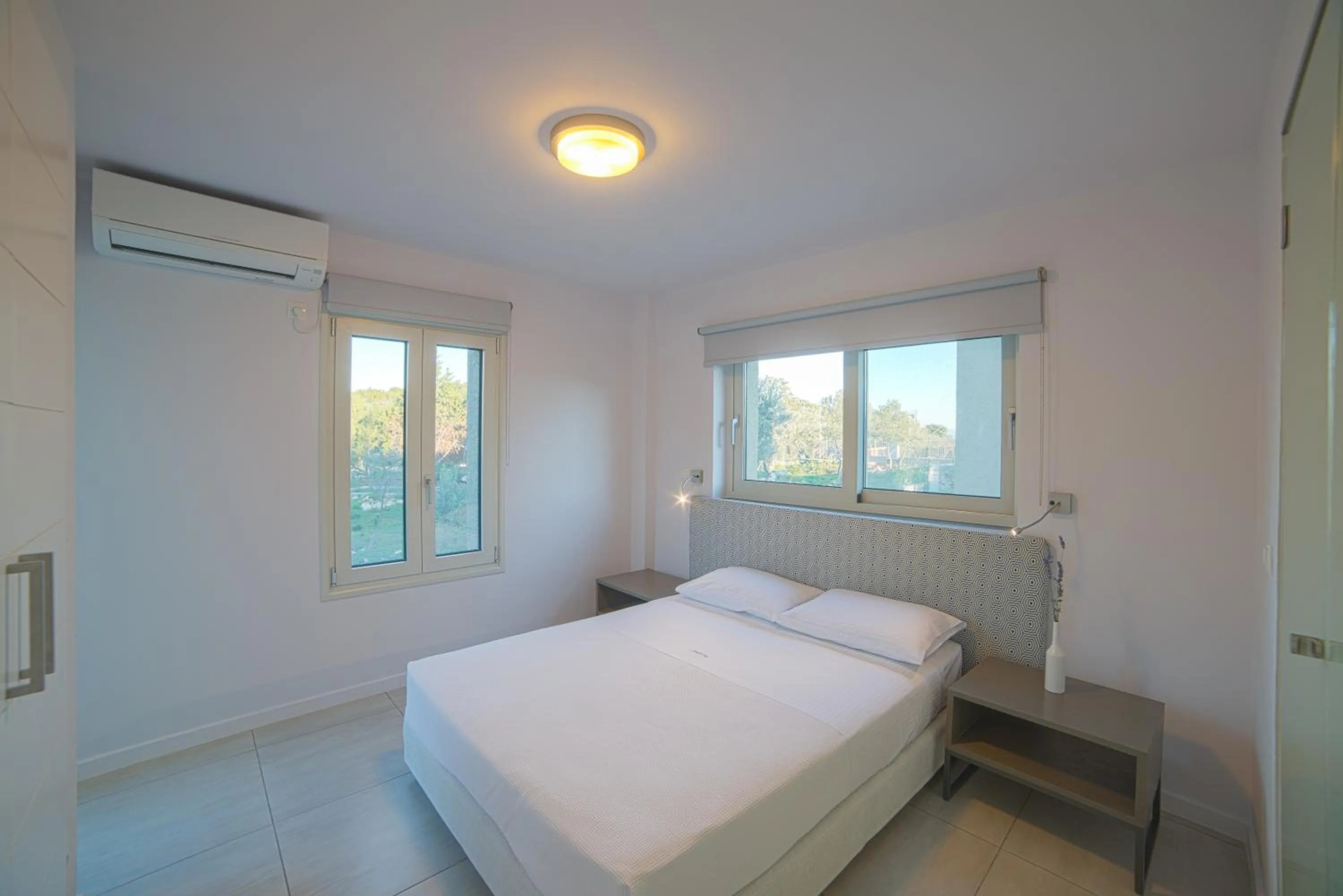 Photo of the whole room, Bed in Lavender Cove