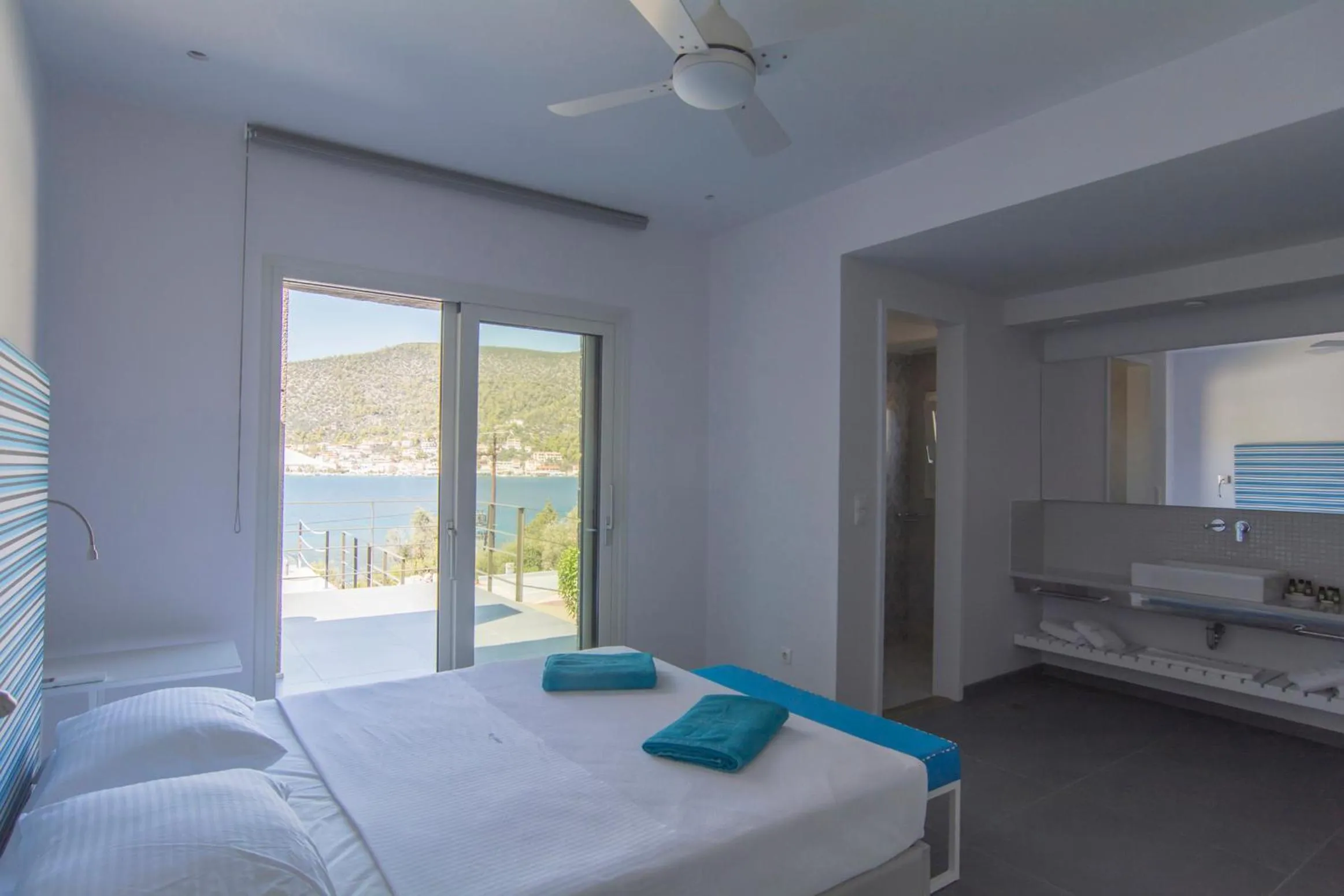 Bedroom, Bed in Lavender Cove