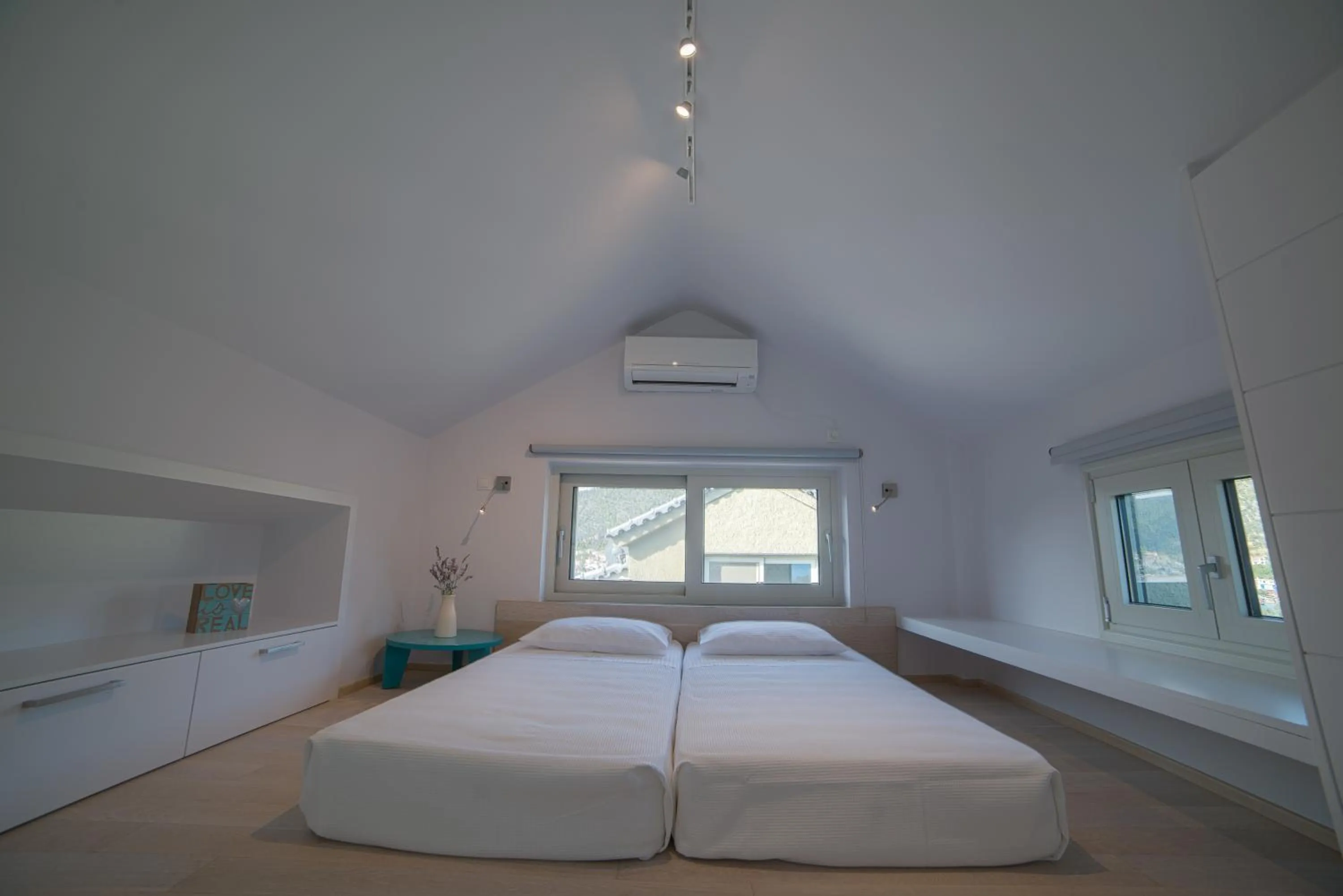 Photo of the whole room, Bed in Lavender Cove