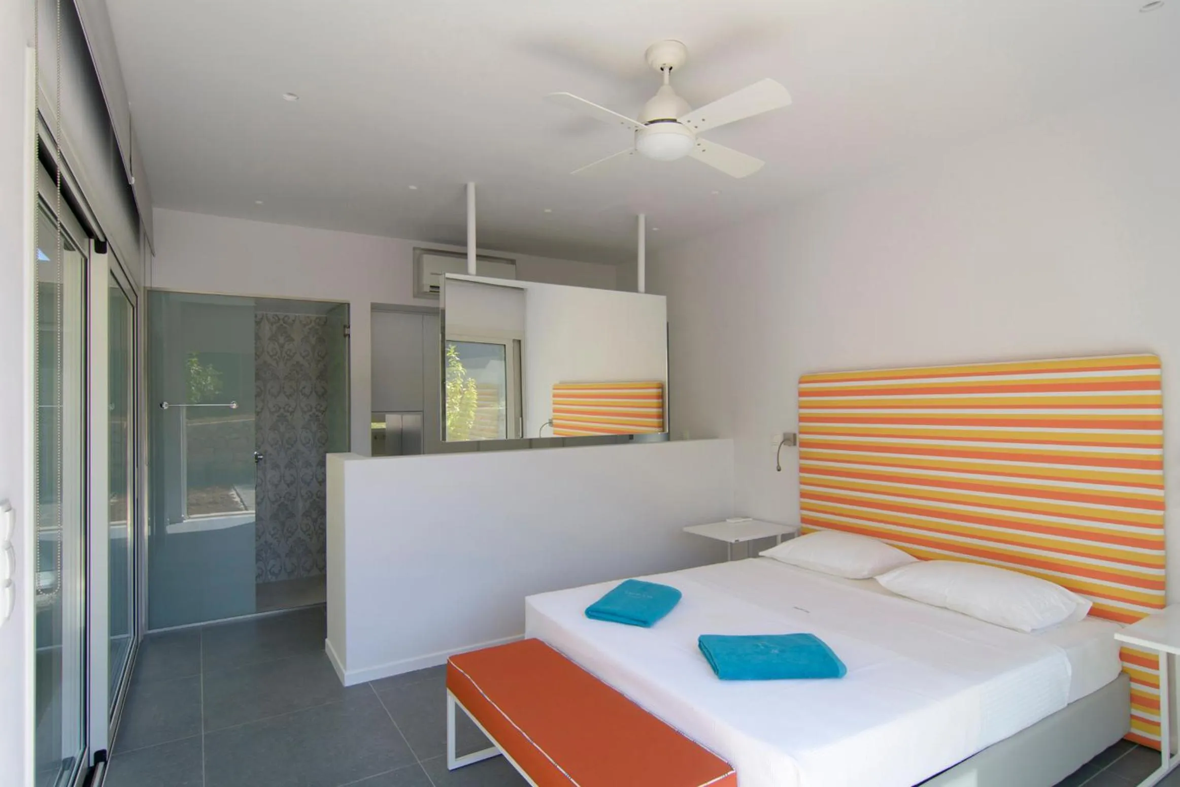 Bedroom, Bed in Lavender Cove