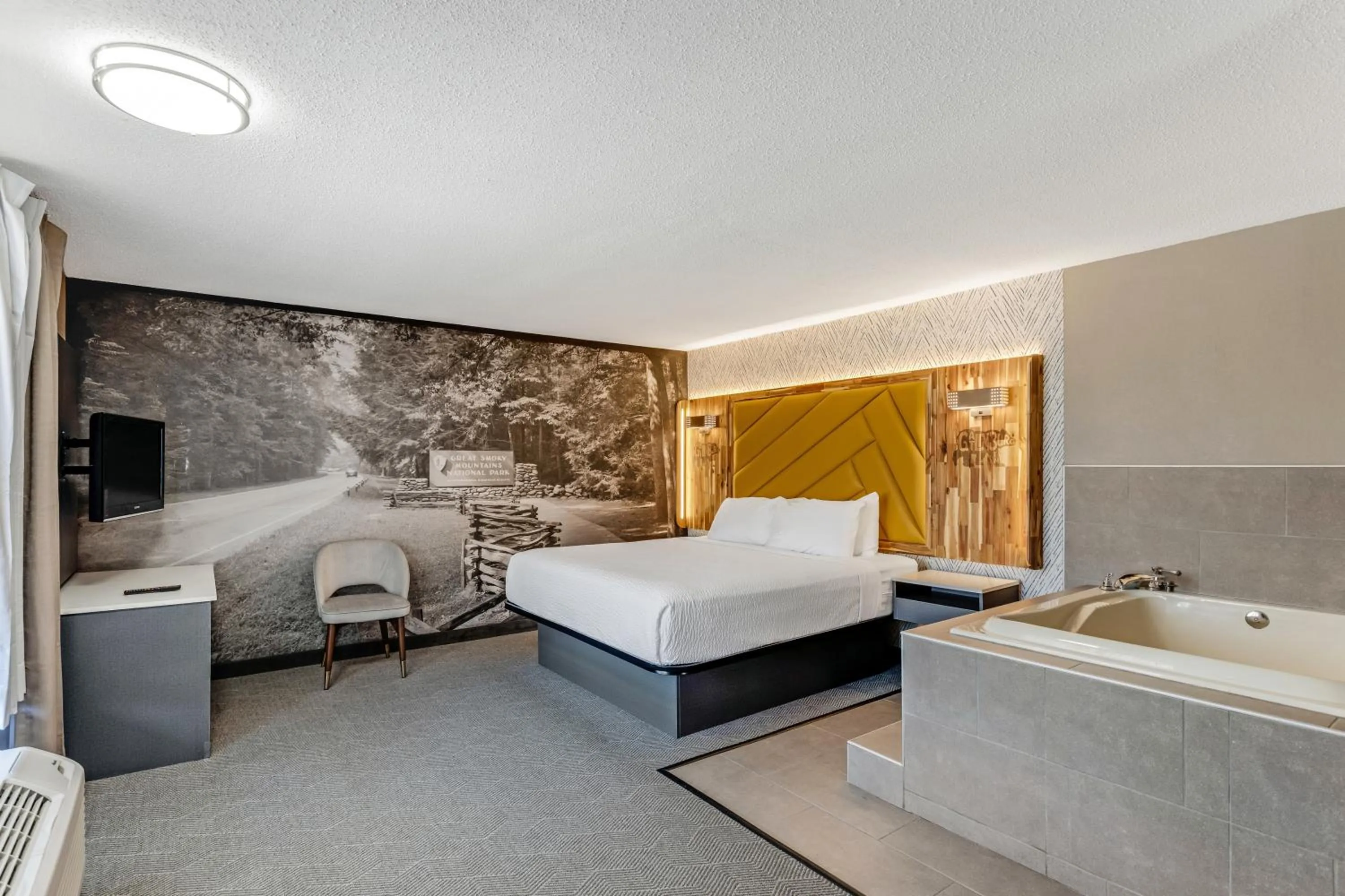 Hot Tub, Bed in The Wander Hotel