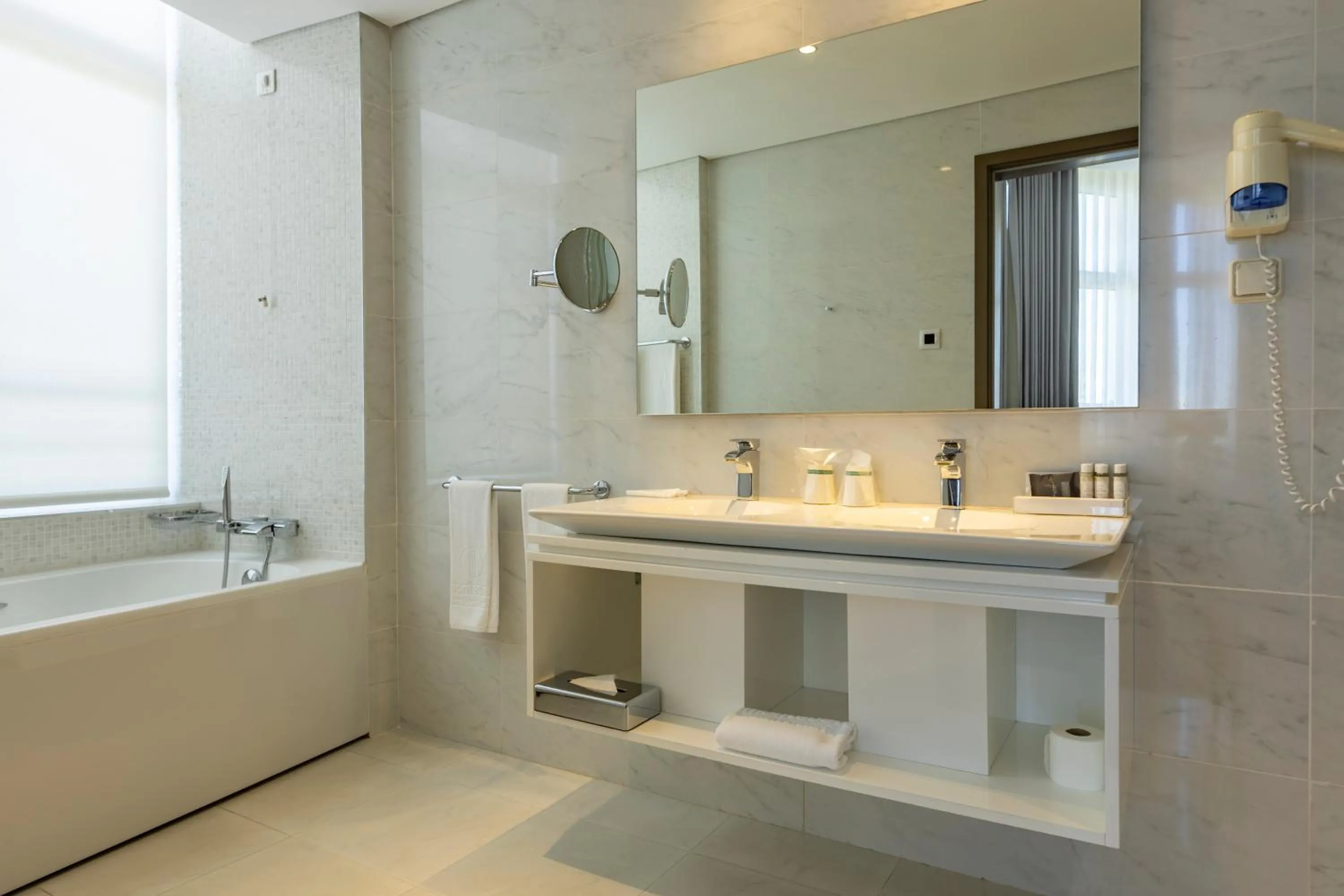 Bathroom in Montebelo Girassol Maputo Hotel