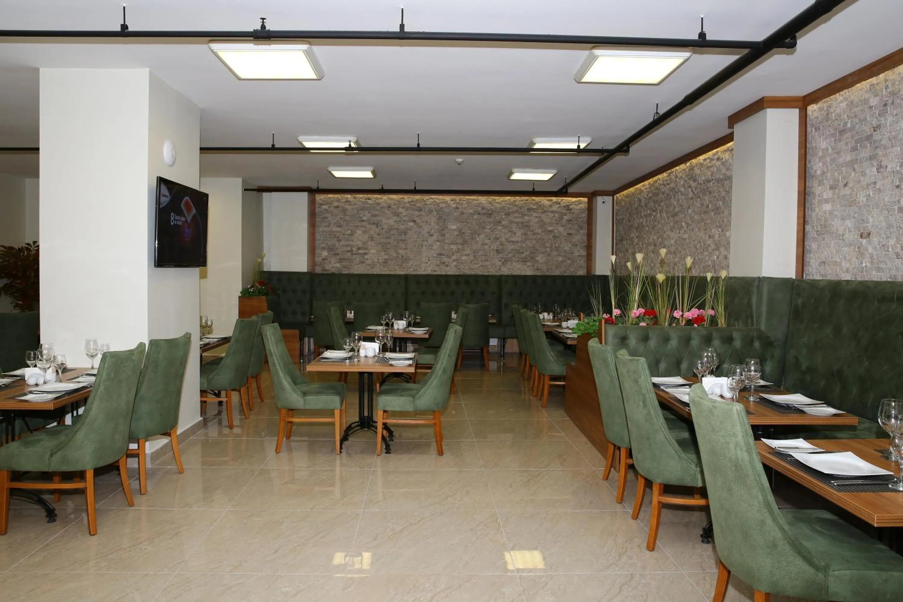 Restaurant/places to eat in Golden Lounge Hotel
