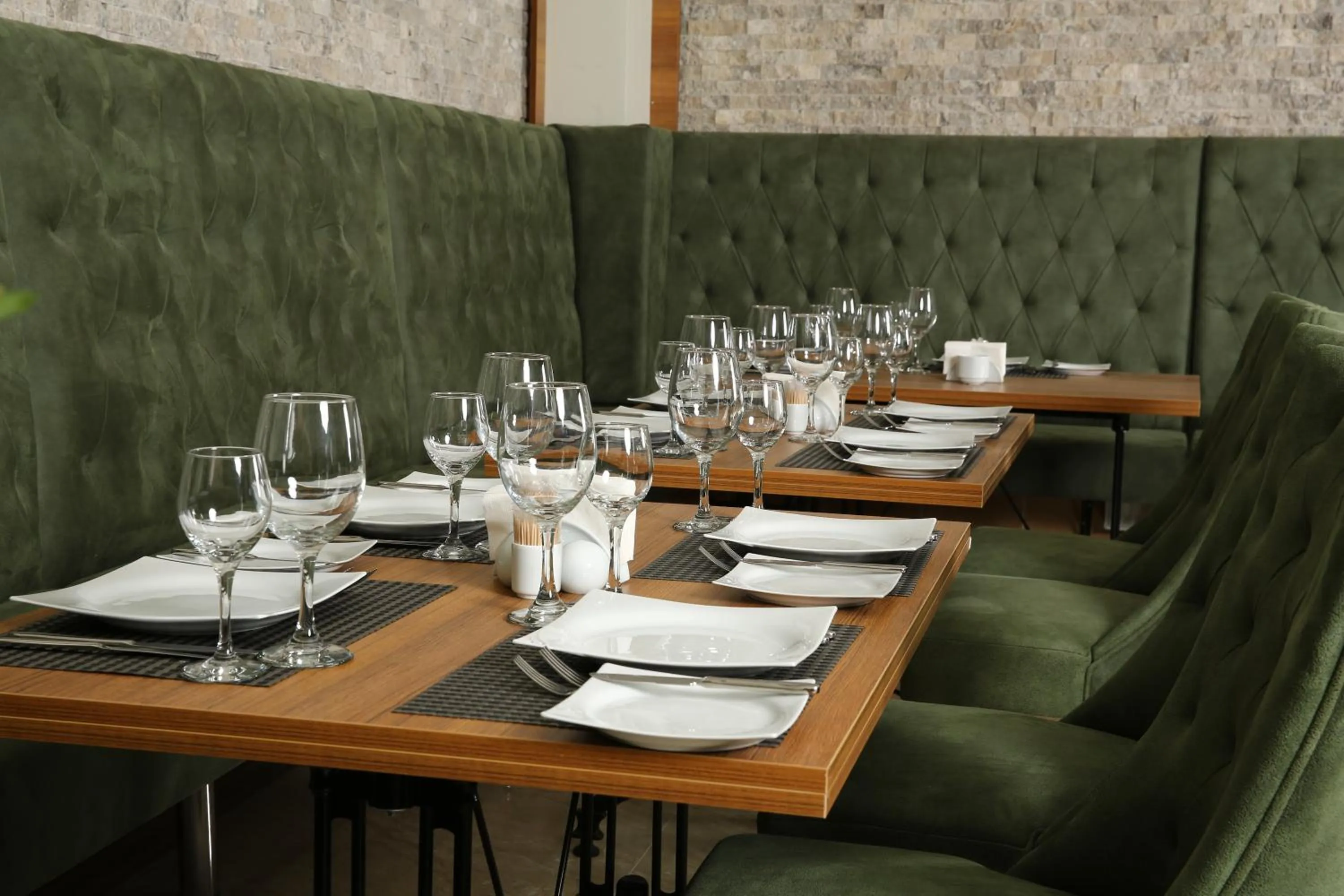 Restaurant/places to eat in Golden Lounge Hotel