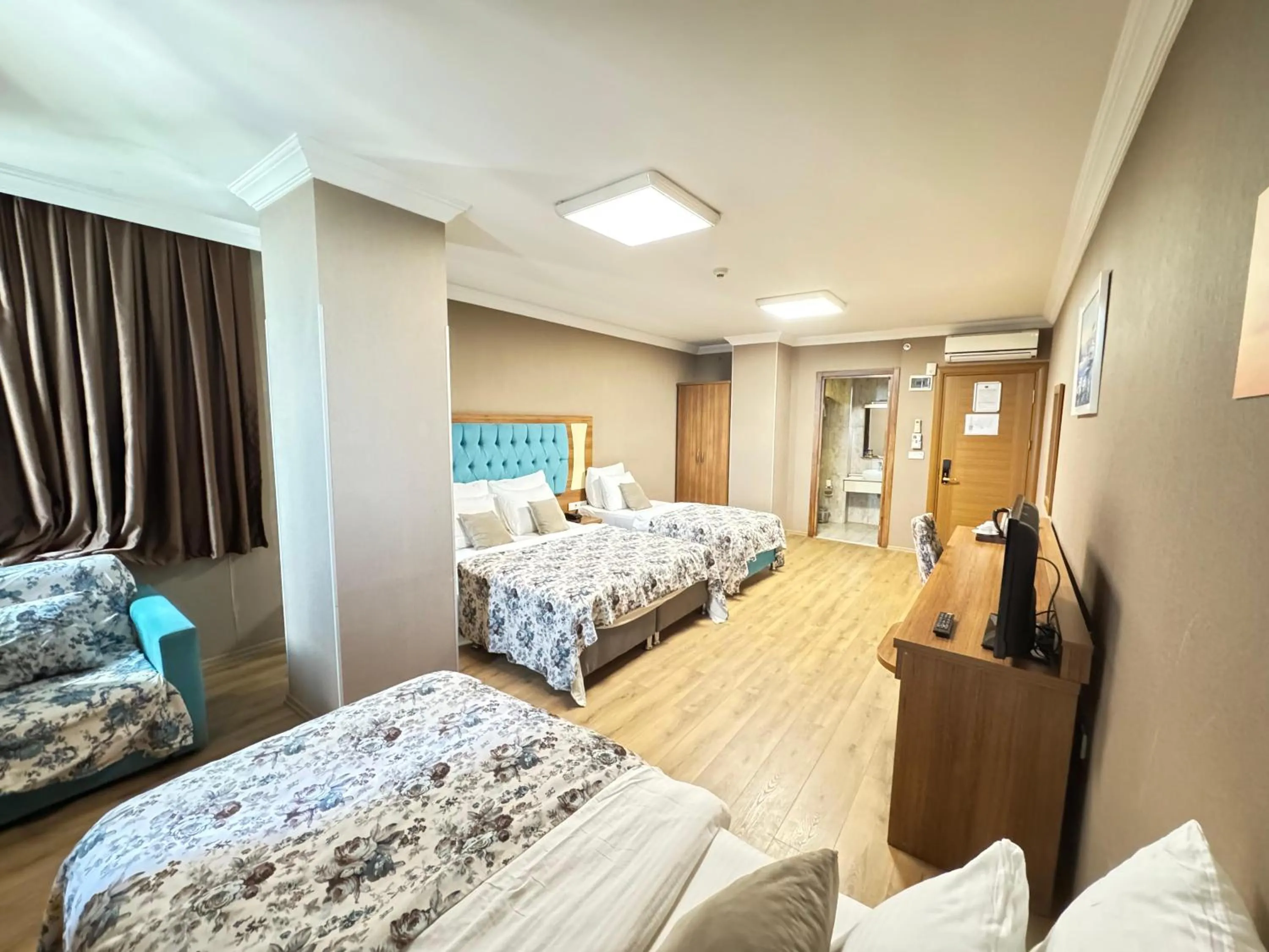 Photo of the whole room, Bed in Golden Lounge Hotel