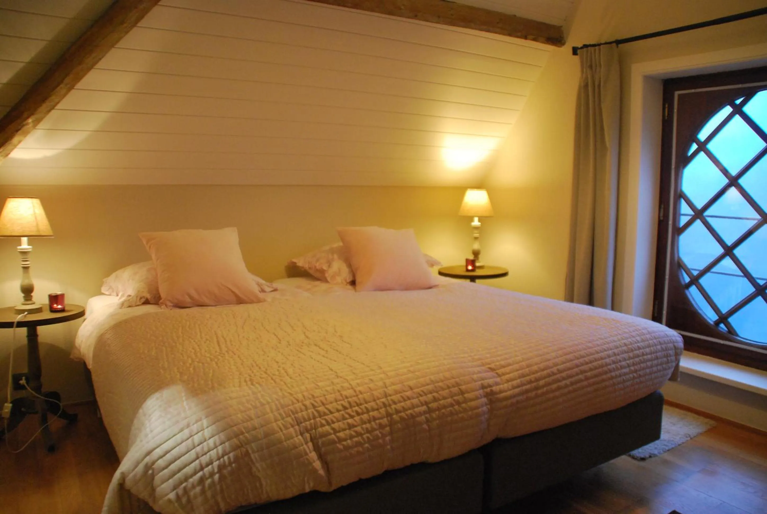 Bed in Skindles Guesthouse