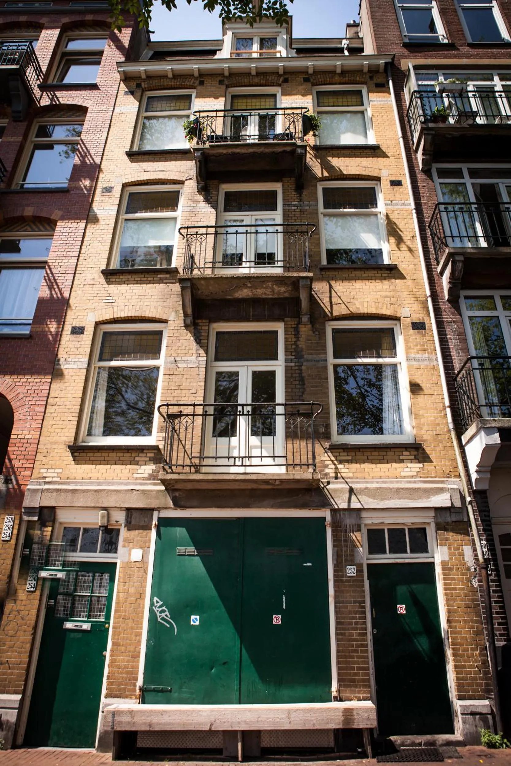 Facade/entrance in Zwanestein Canal House