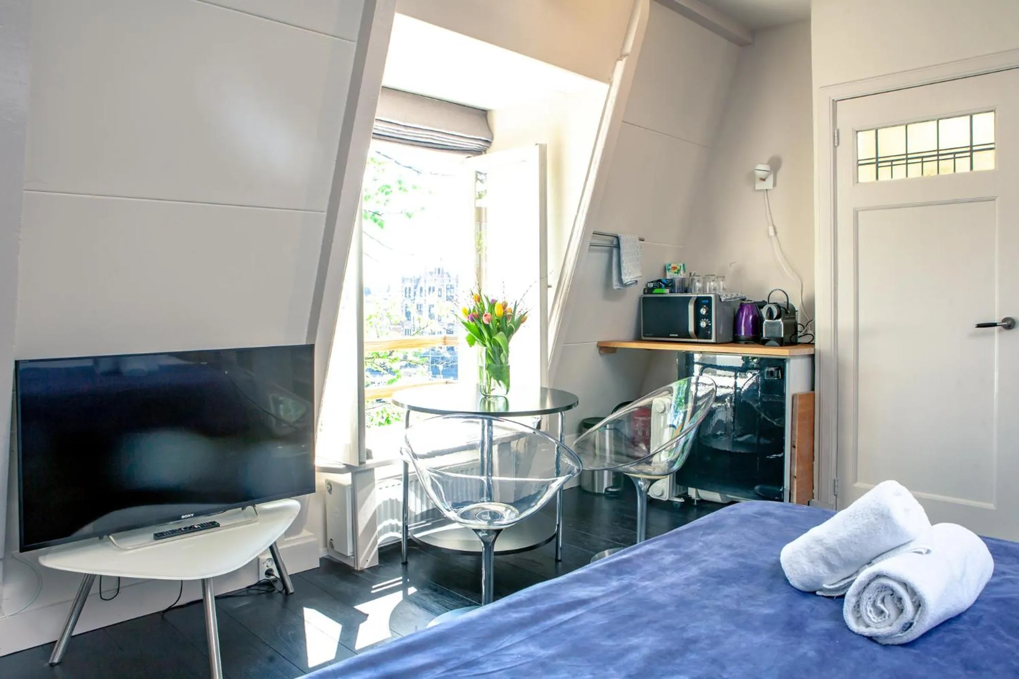 Bed in Zwanestein Canal House