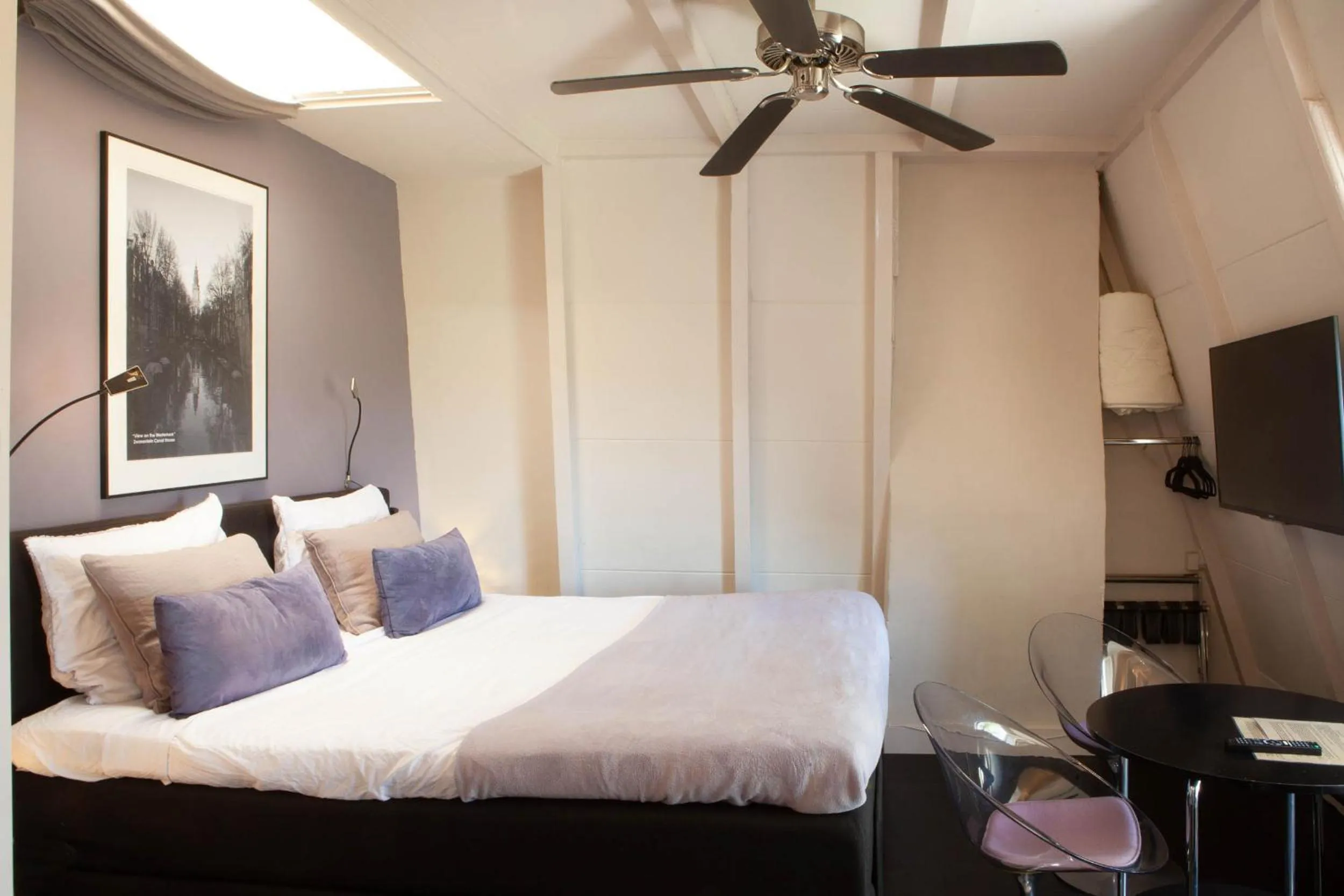 Bed in Zwanestein Canal House