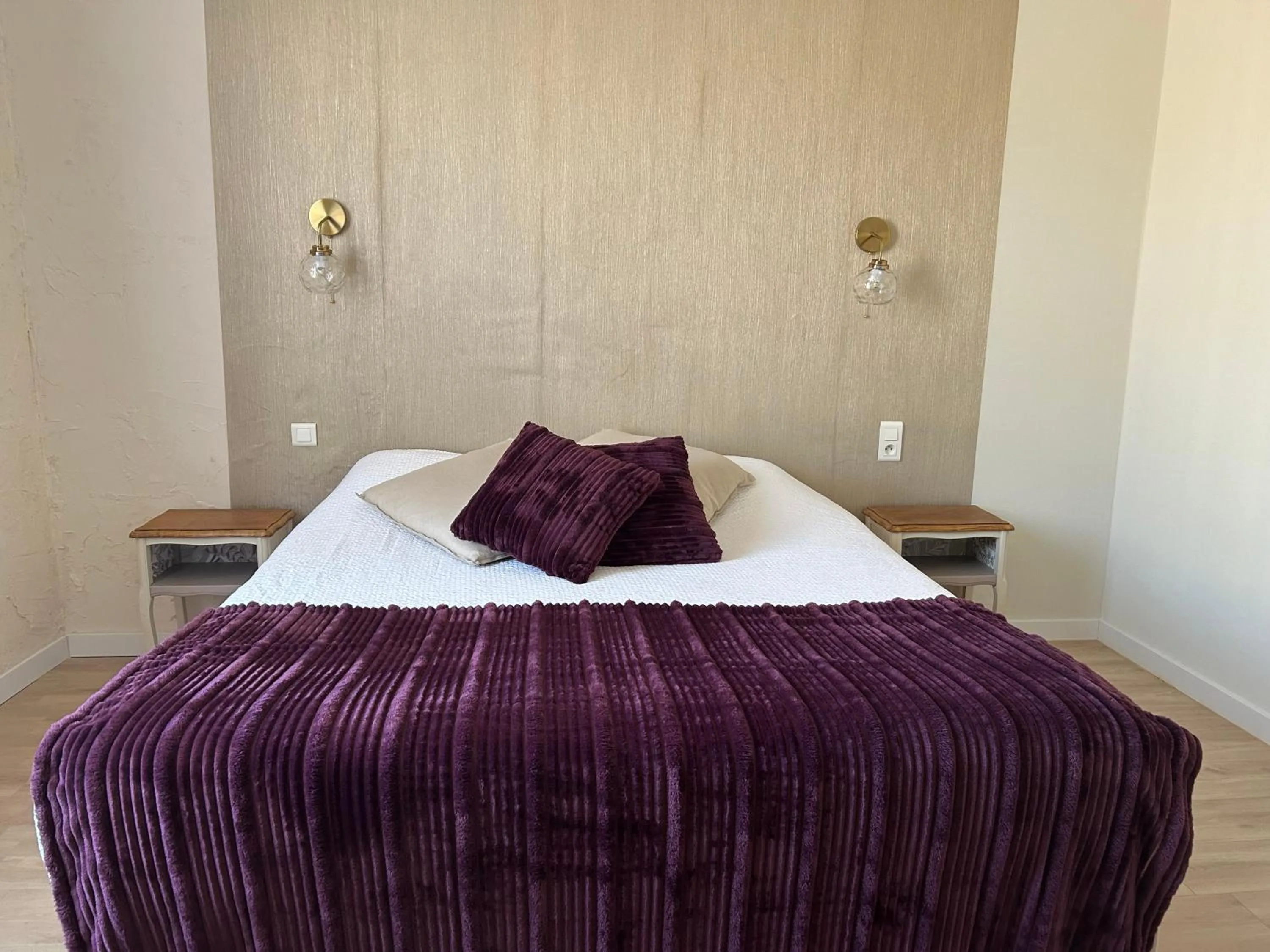 Bedroom, Bed in Hotel de France