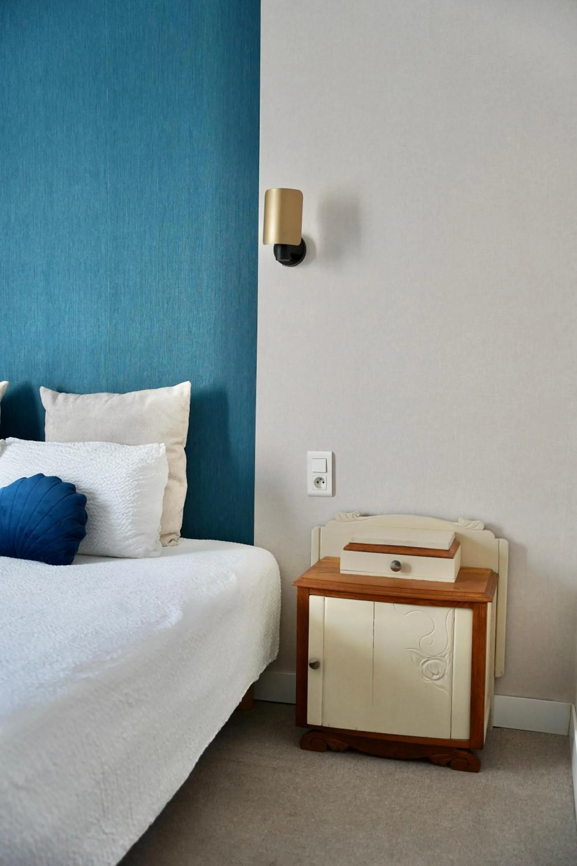 Bedroom, Bed in Hotel de France