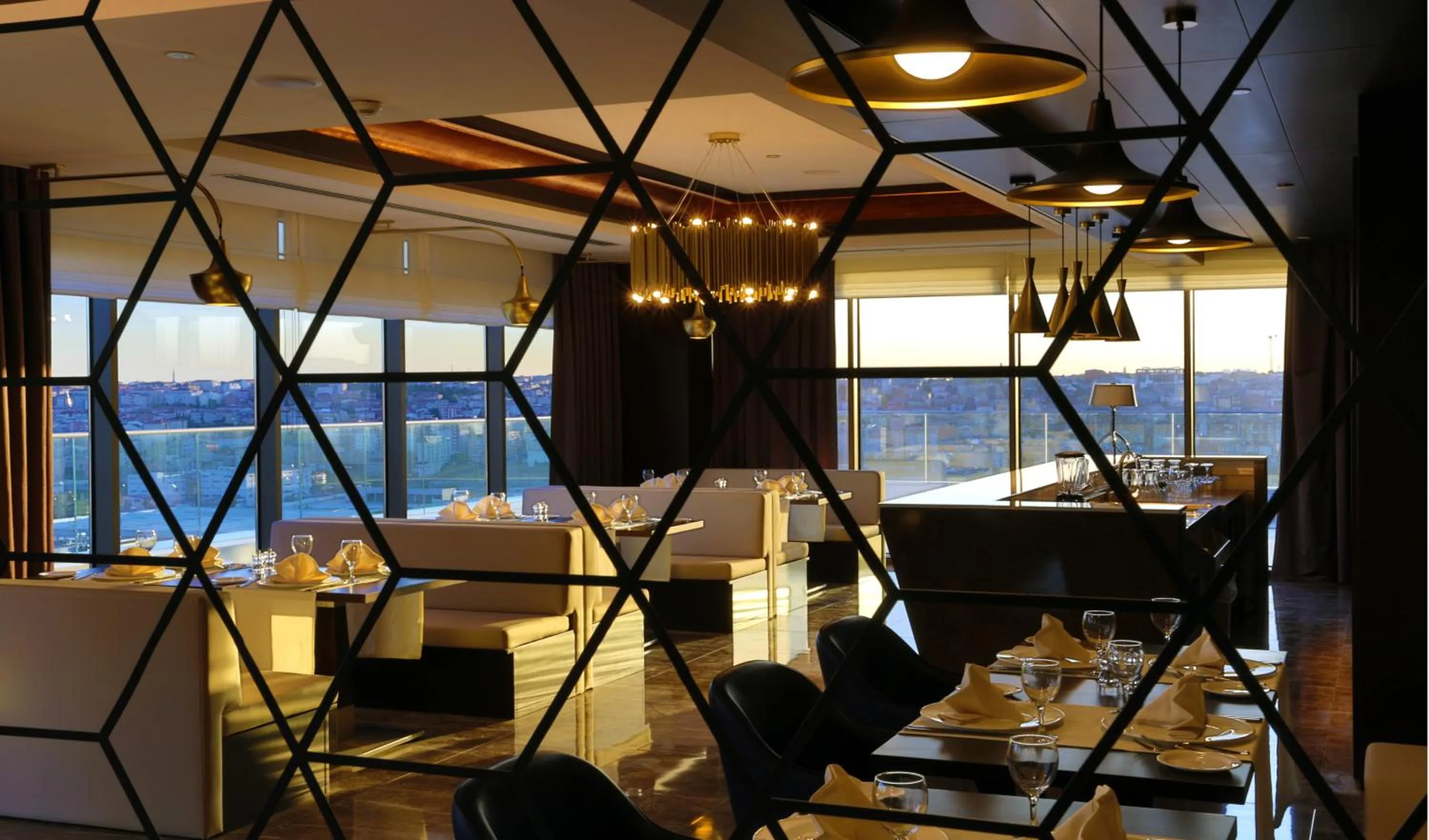 Restaurant/places to eat in Royal Stay Palace Hotel