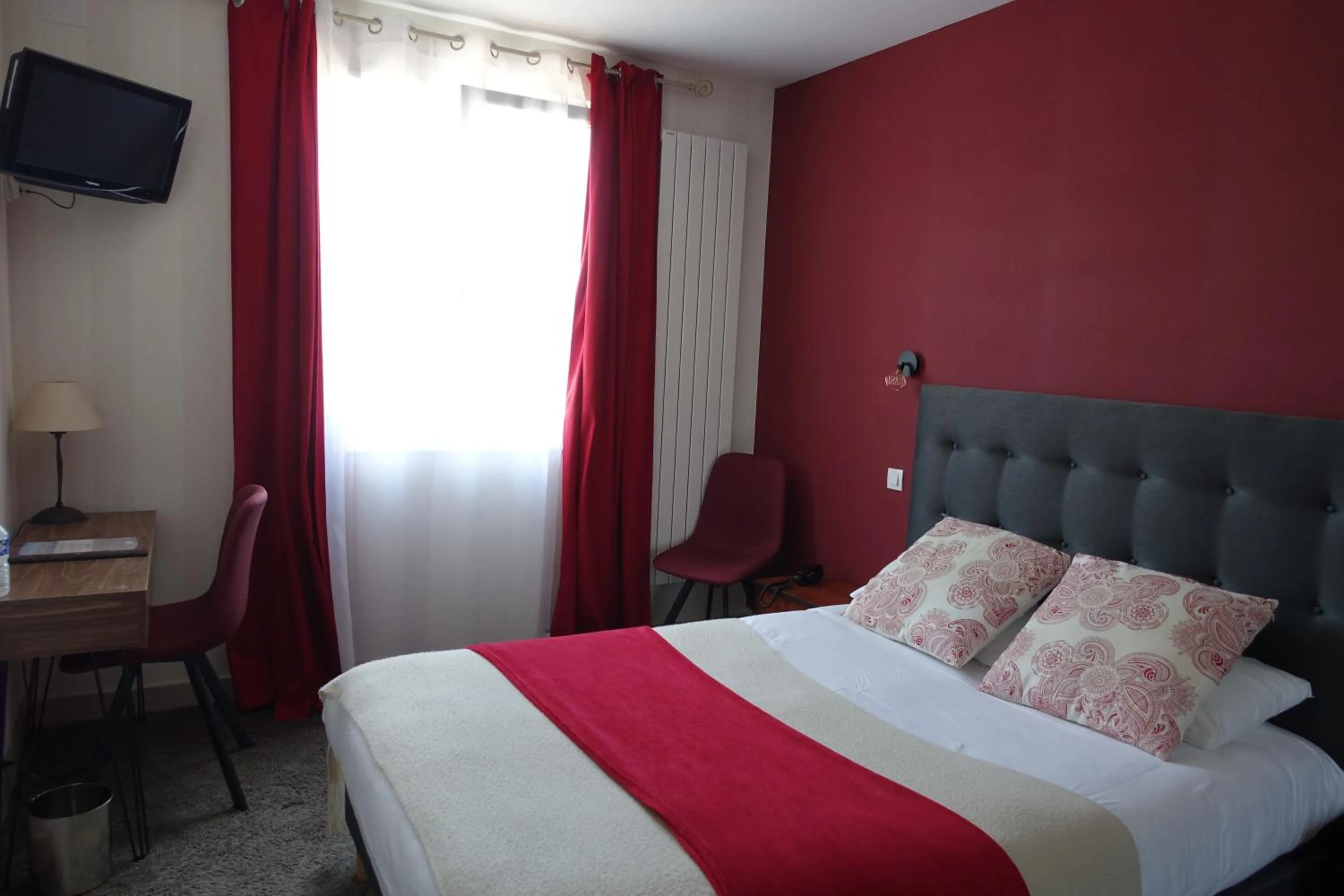 Bed in Logis Hôtel Emeraude