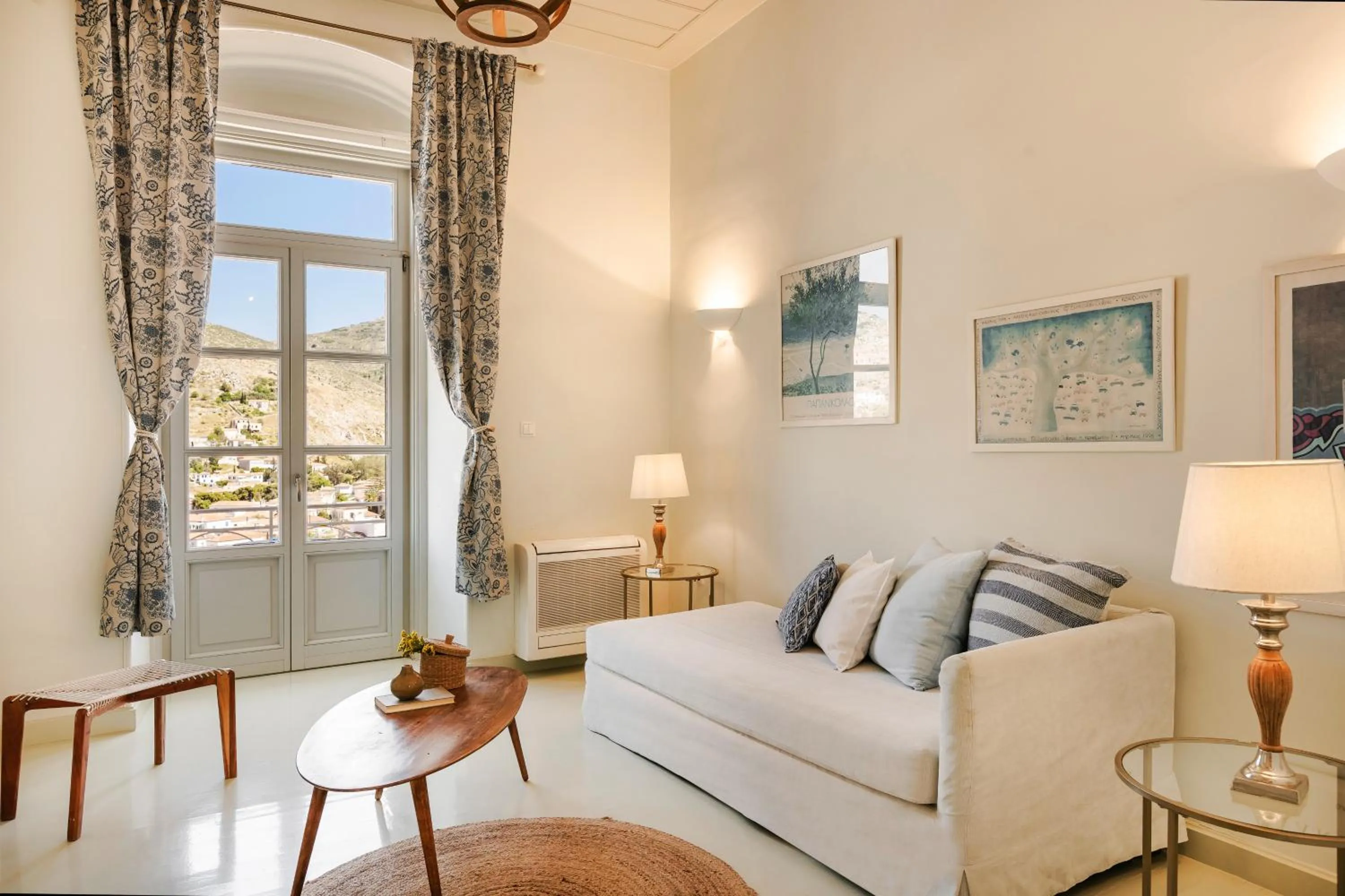 Living room in Hydra Hotel