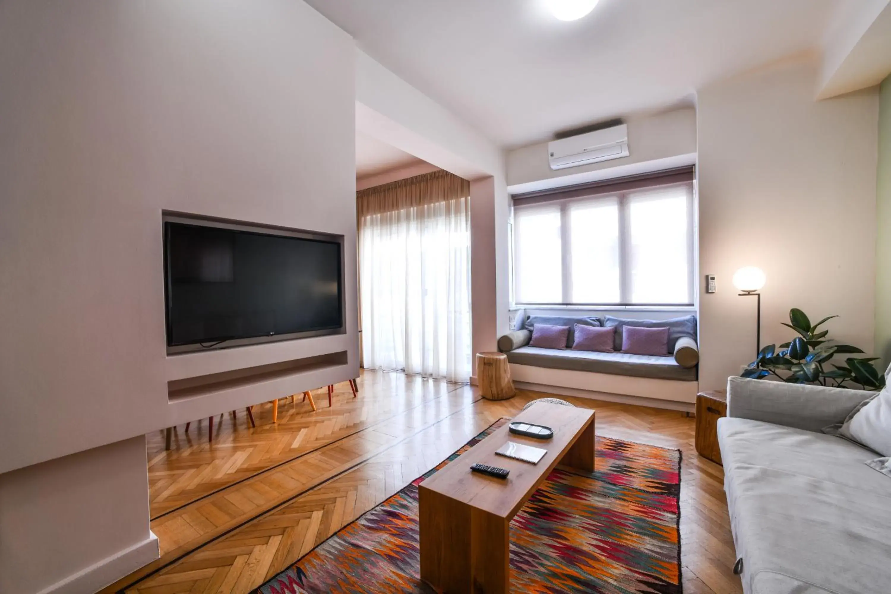 Living room in Kolonaki Boutique Apartments by Olala Homes Living room in Kolonaki Boutique Apartments by Olala Homes