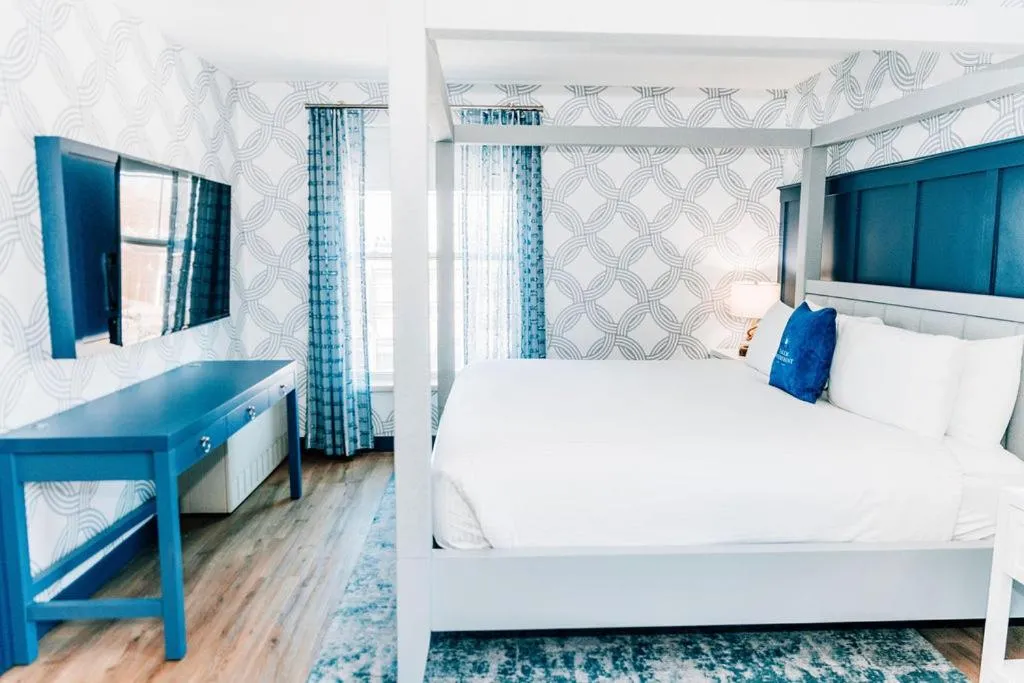 Bed in Salem Waterfront Hotel & Suites