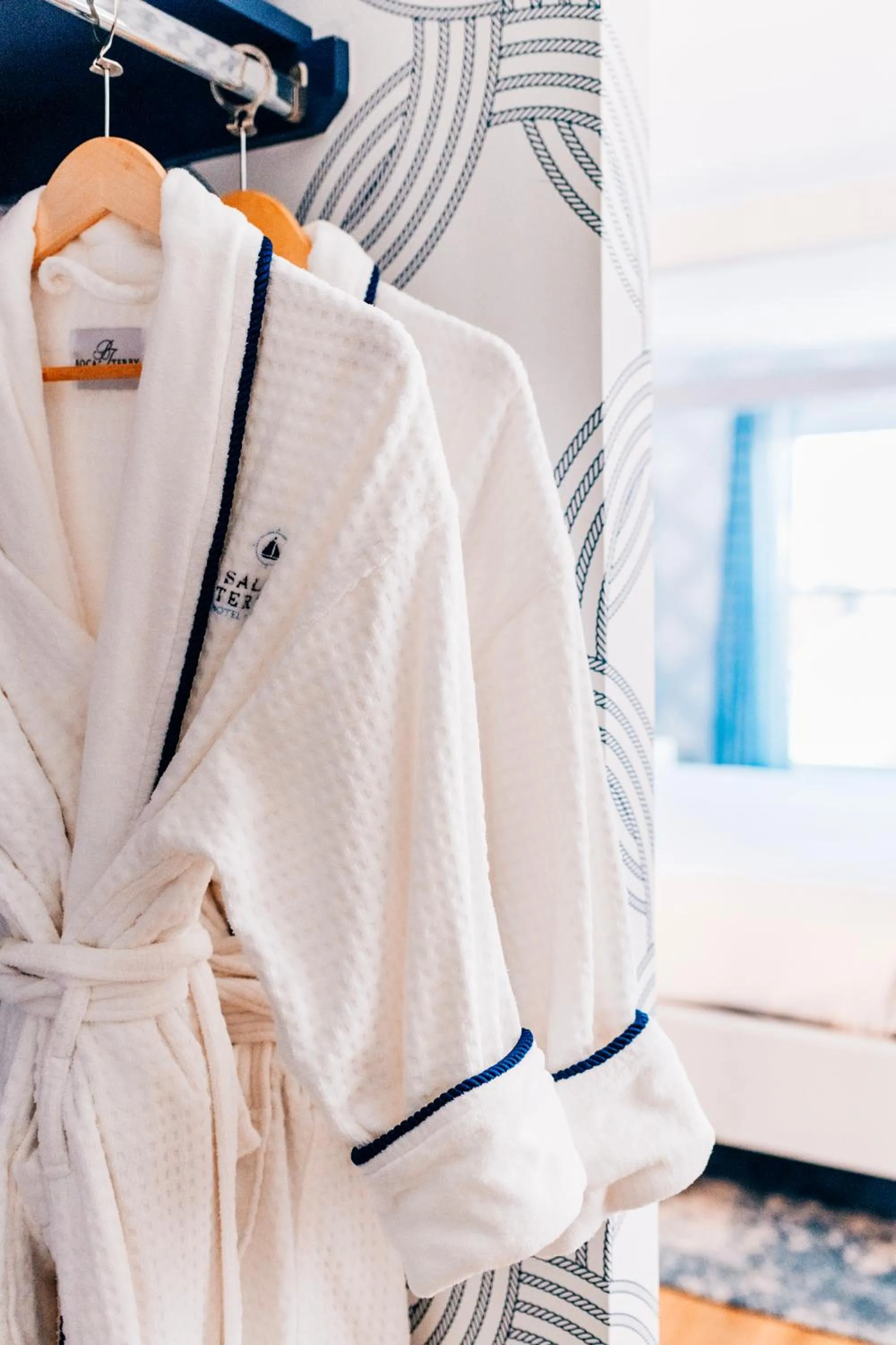 wardrobe in Salem Waterfront Hotel & Suites