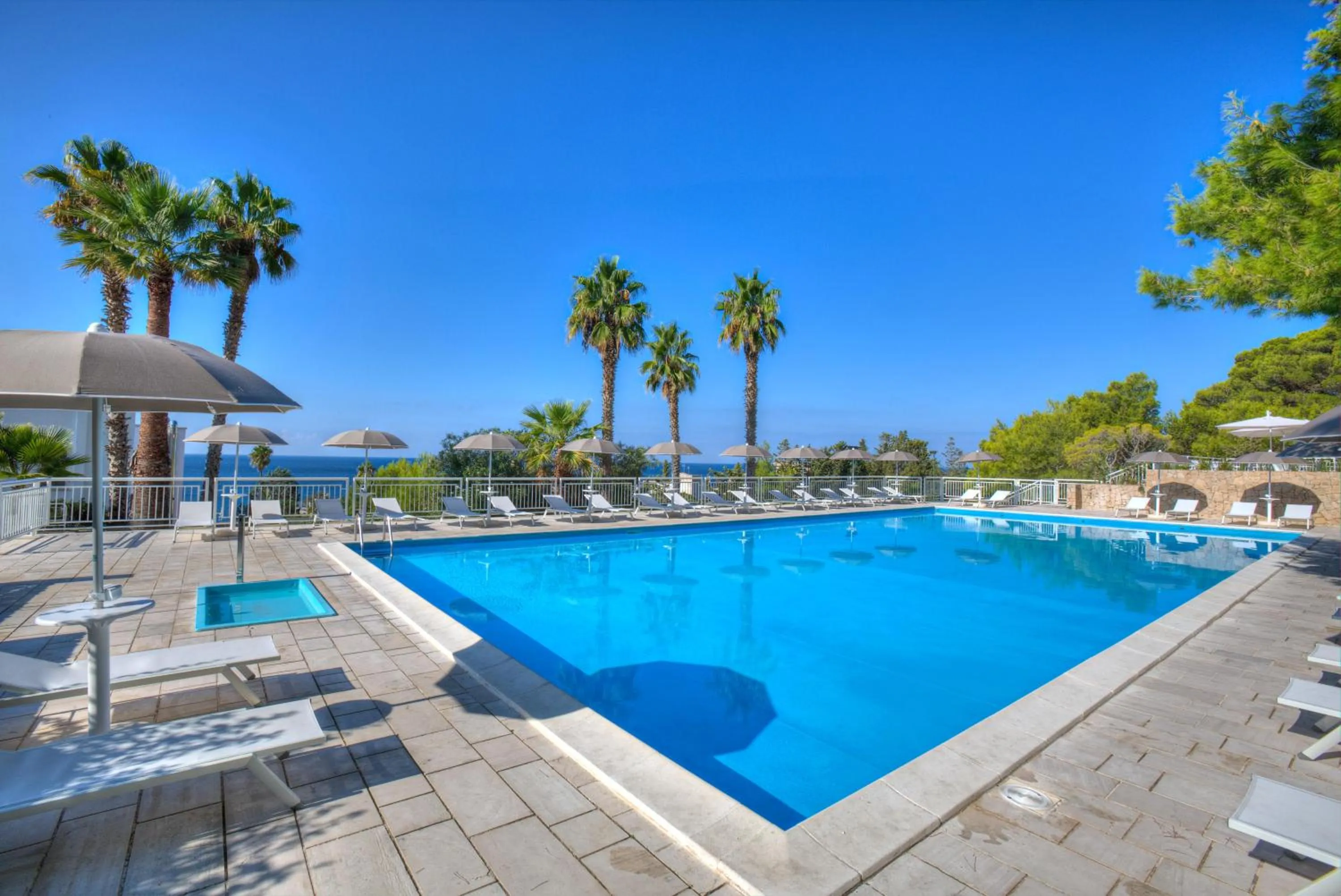 Swimming pool in Grand Hotel Riviera - CDSHotels