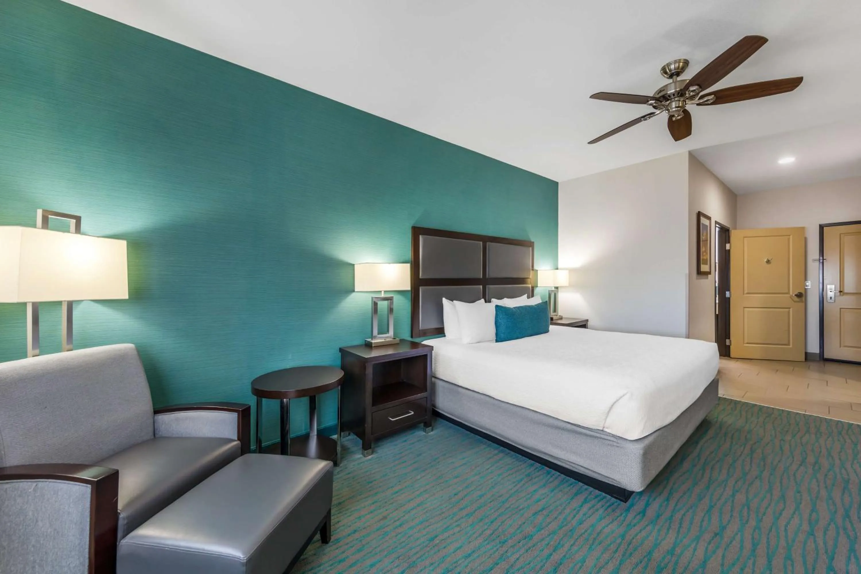 Bedroom, Bed in Best Western Plus Taft Inn