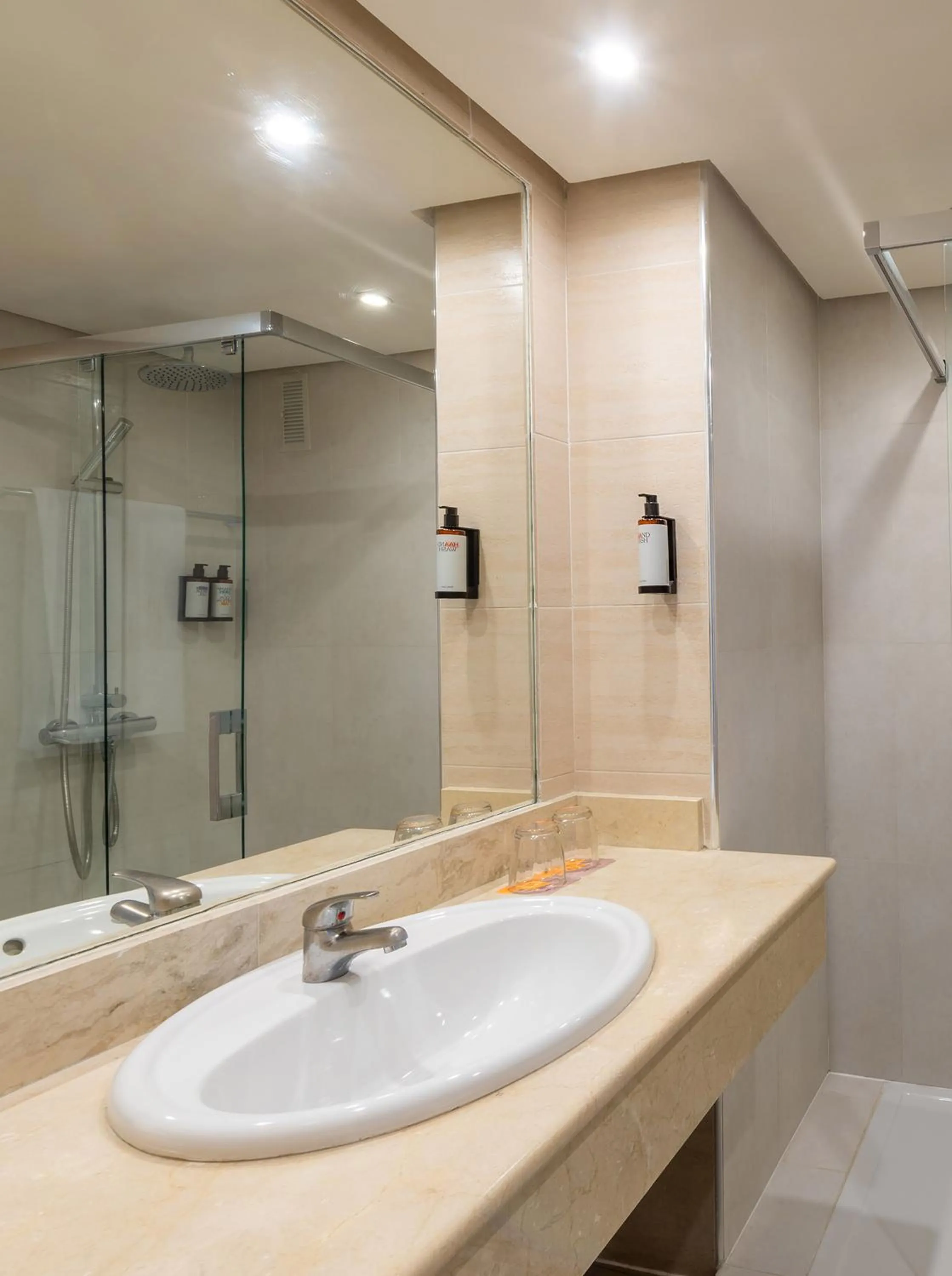 Shower in Hotel Ocean House Costa del Sol, Affiliated by Meliá