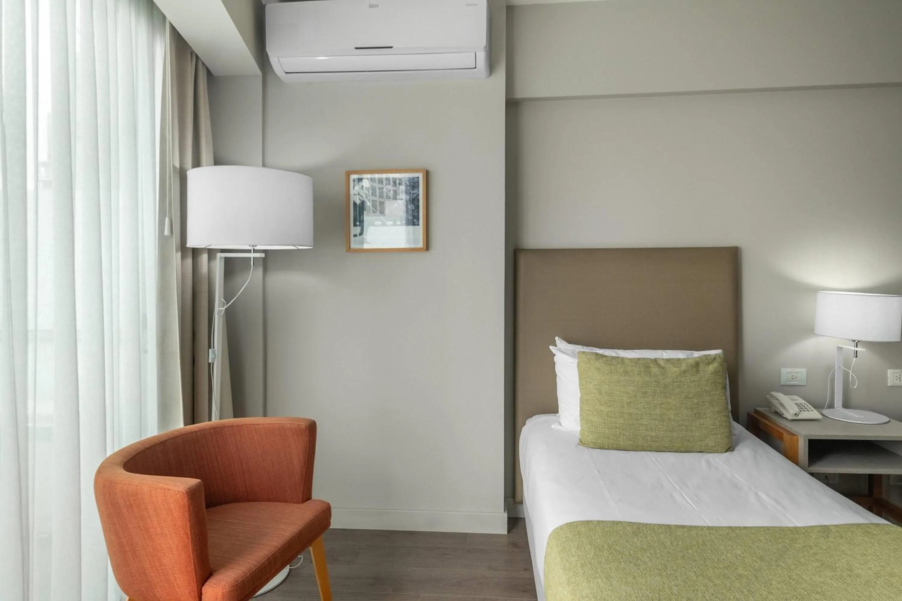 Photo of the whole room, Bed in Dazzler by Wyndham Polo