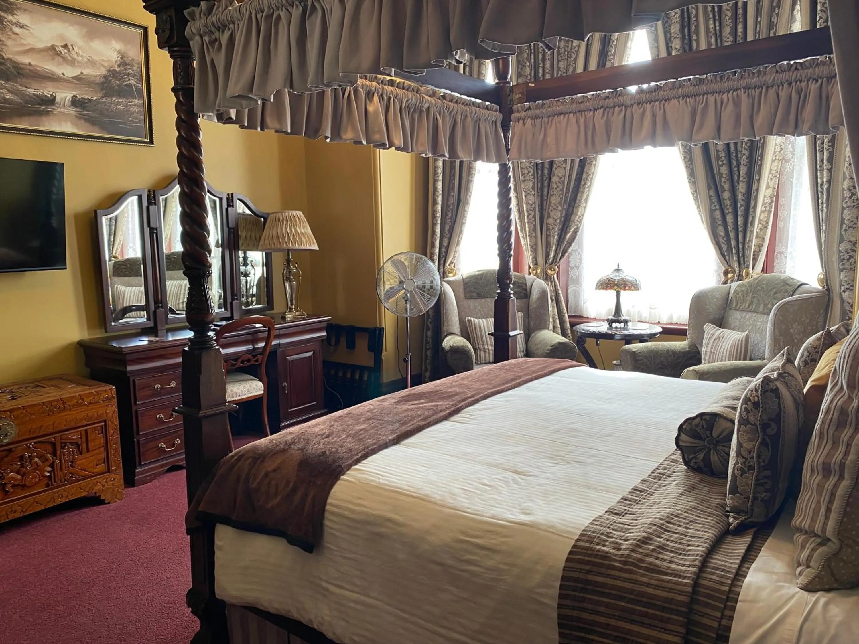 Seating area, Bed in The Grand On Macfie