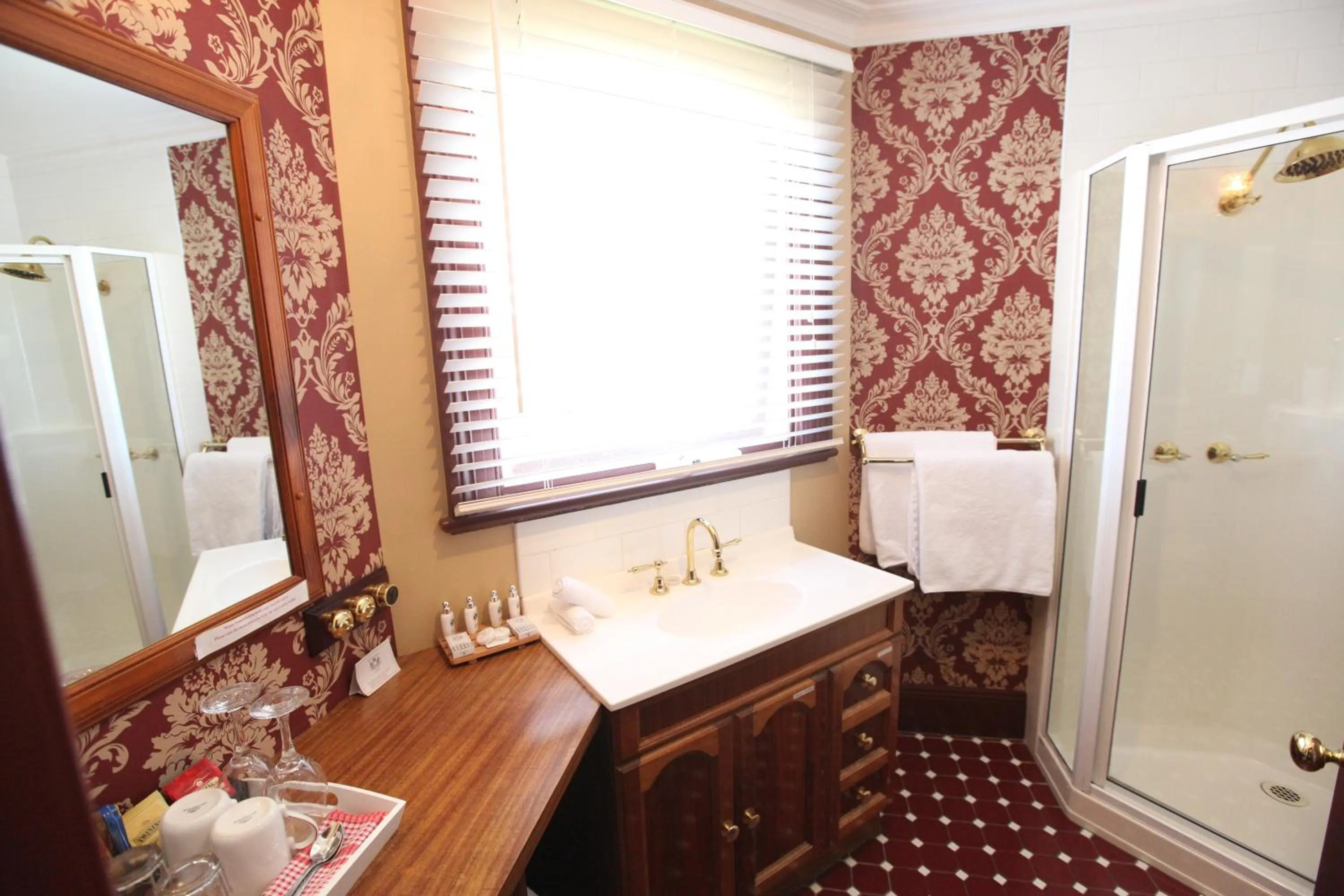 Bathroom, Bed in The Grand On Macfie