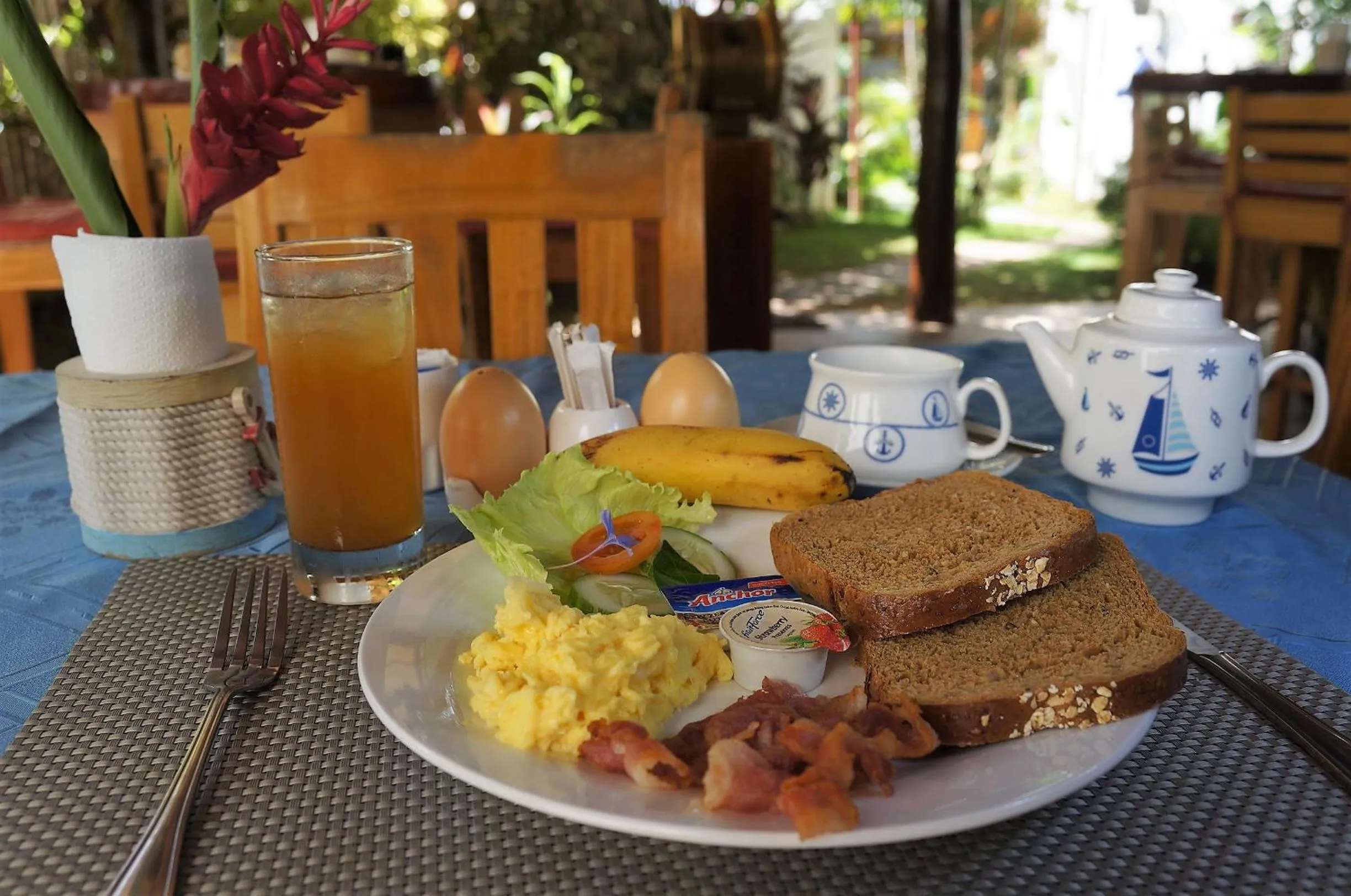 Food and drinks in Captain's Lodge and Bar