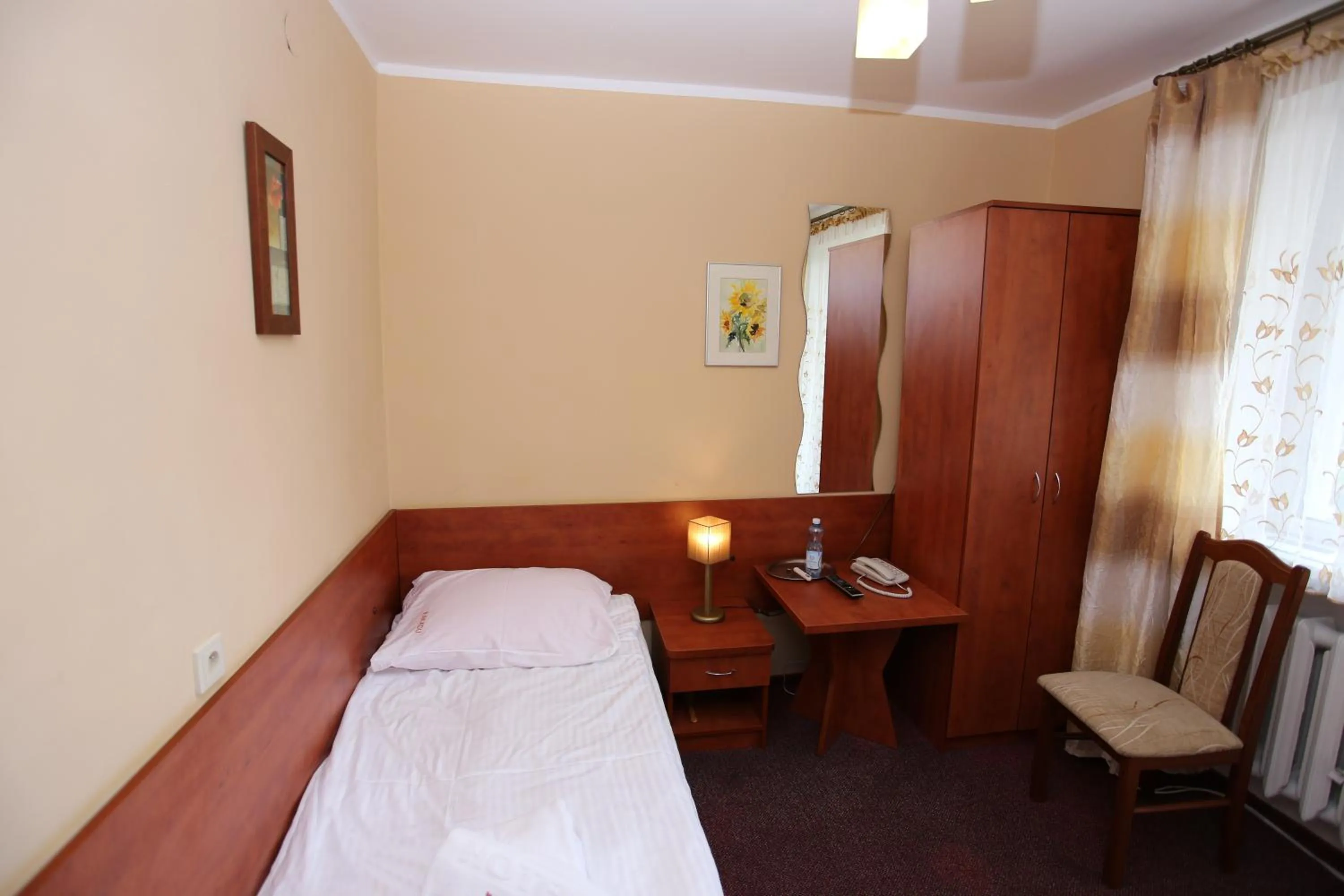 Photo of the whole room, Bed in Hotel Kakadu
