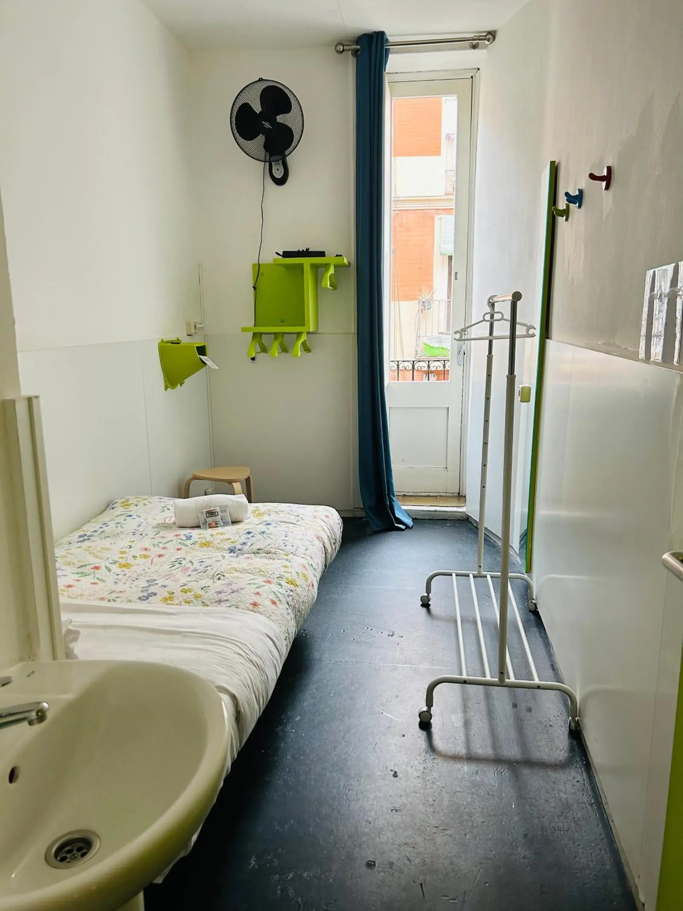 Single Room with Balcony in Central and Basic Universitat for YOUNG HOSTEL Single Room with Balcony in Central and Basic Universitat for YOUNG HOSTEL